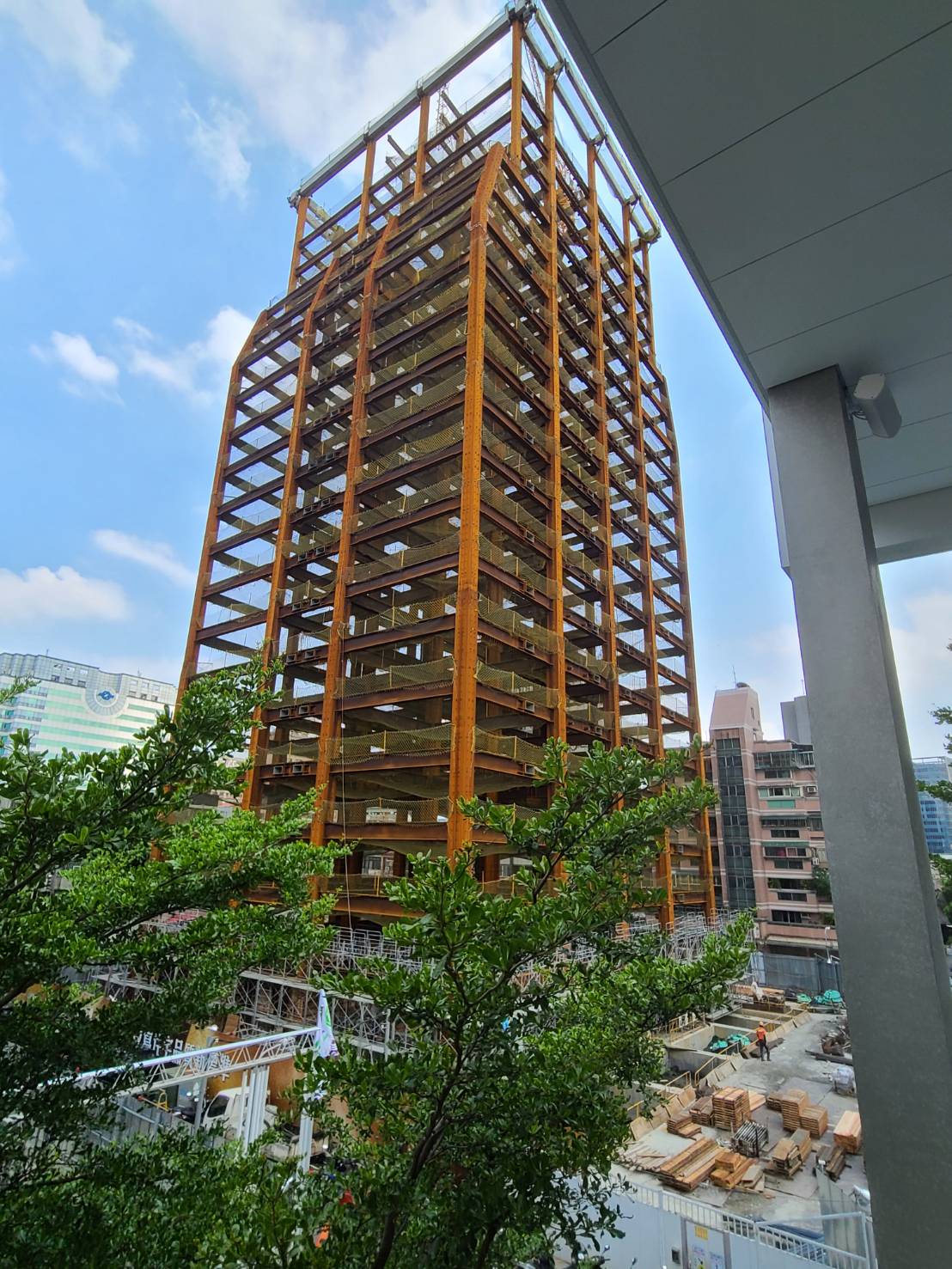 位在承德路二段的宏國大道城基地2100坪，規劃ABCD四區，目前CD二區已動工，預計2022年第一季完工交屋。