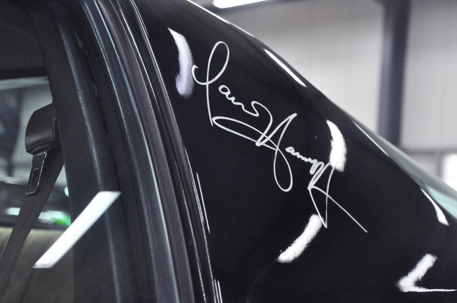 車窗後方的大衛·赫索霍夫簽名。(翻攝自Julien's Auctions)