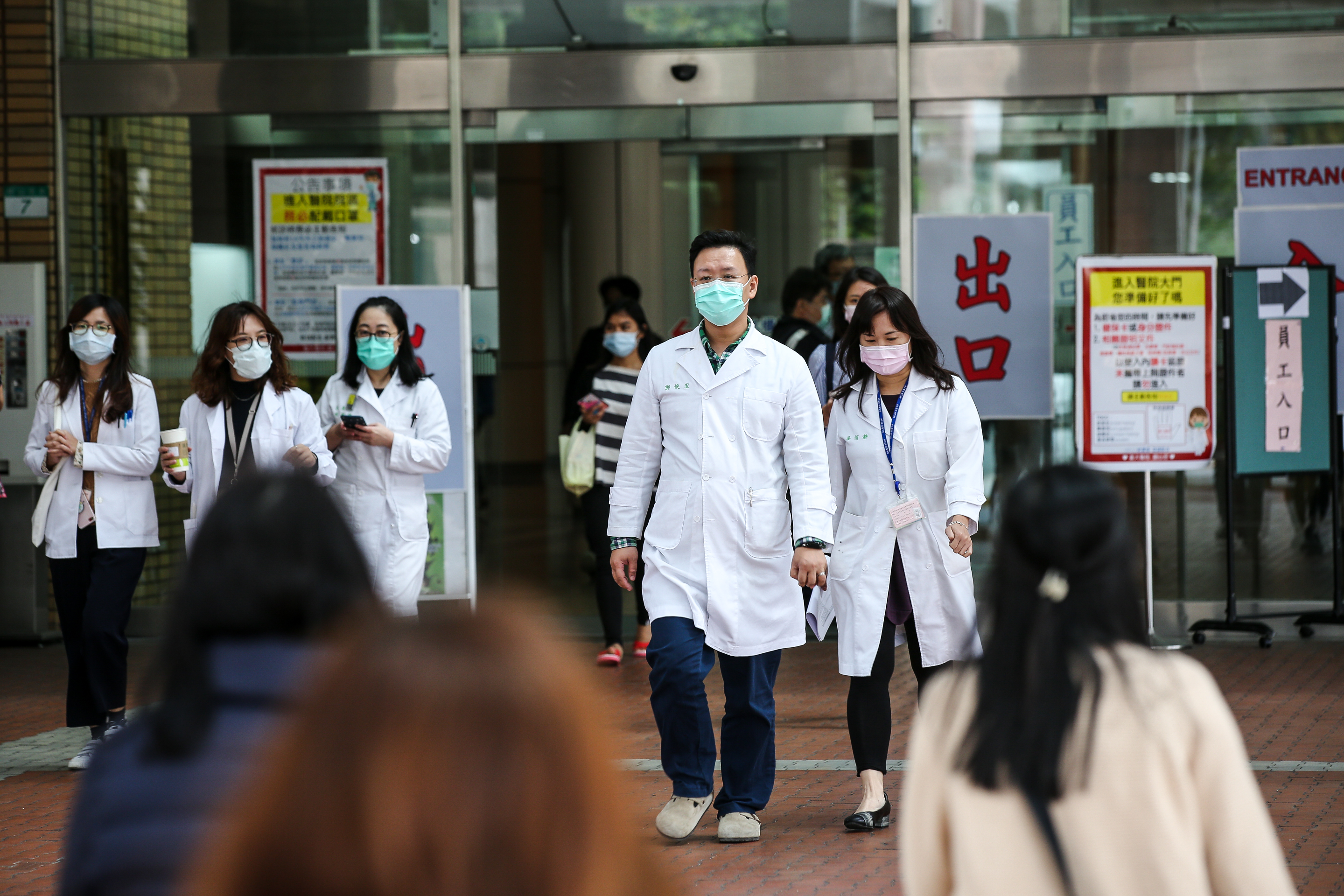 衛服部宣布自8月1日起重啟「國際醫療服務」引發民怨。(示意圖,非新聞當事人)