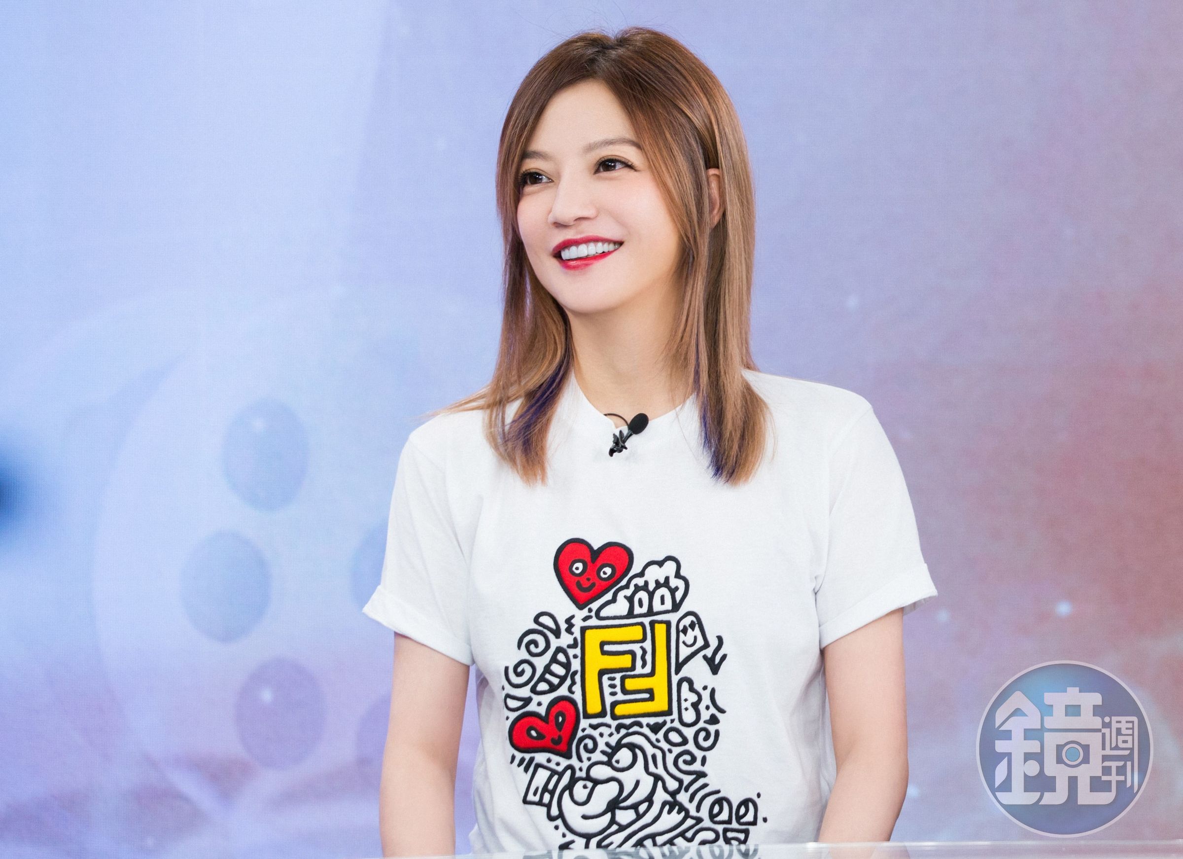 趙薇搶先穿搭FENDI Mr. Doodle聯名系列T-shirt，呈現年輕新世代藝術美學。NT$21,600（FENDI提供）