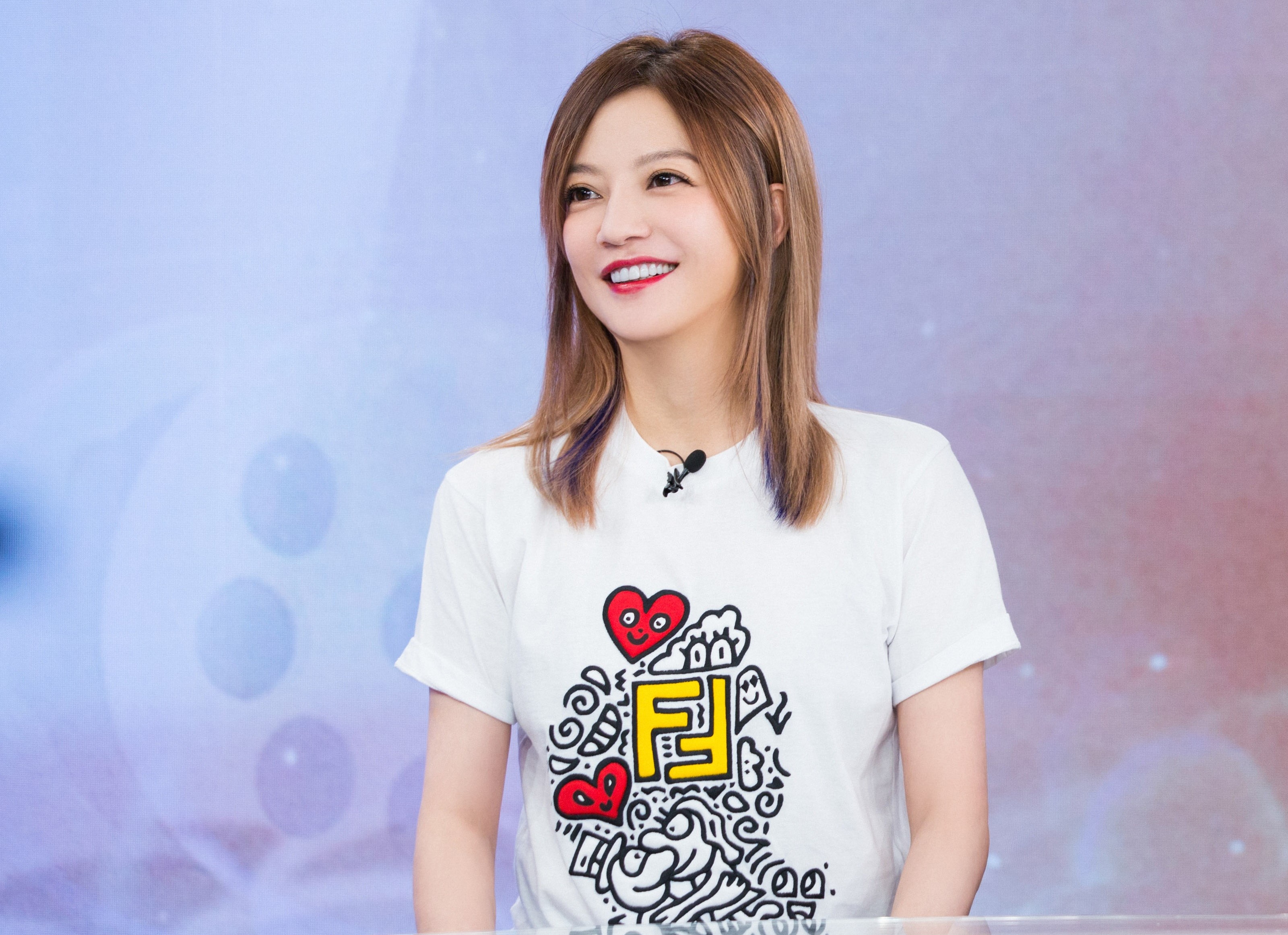 趙薇搶先穿搭FENDI Mr. Doodle聯名系列T-shirt，呈現年輕新世代藝術美學。NT$21,600（FENDI提供）