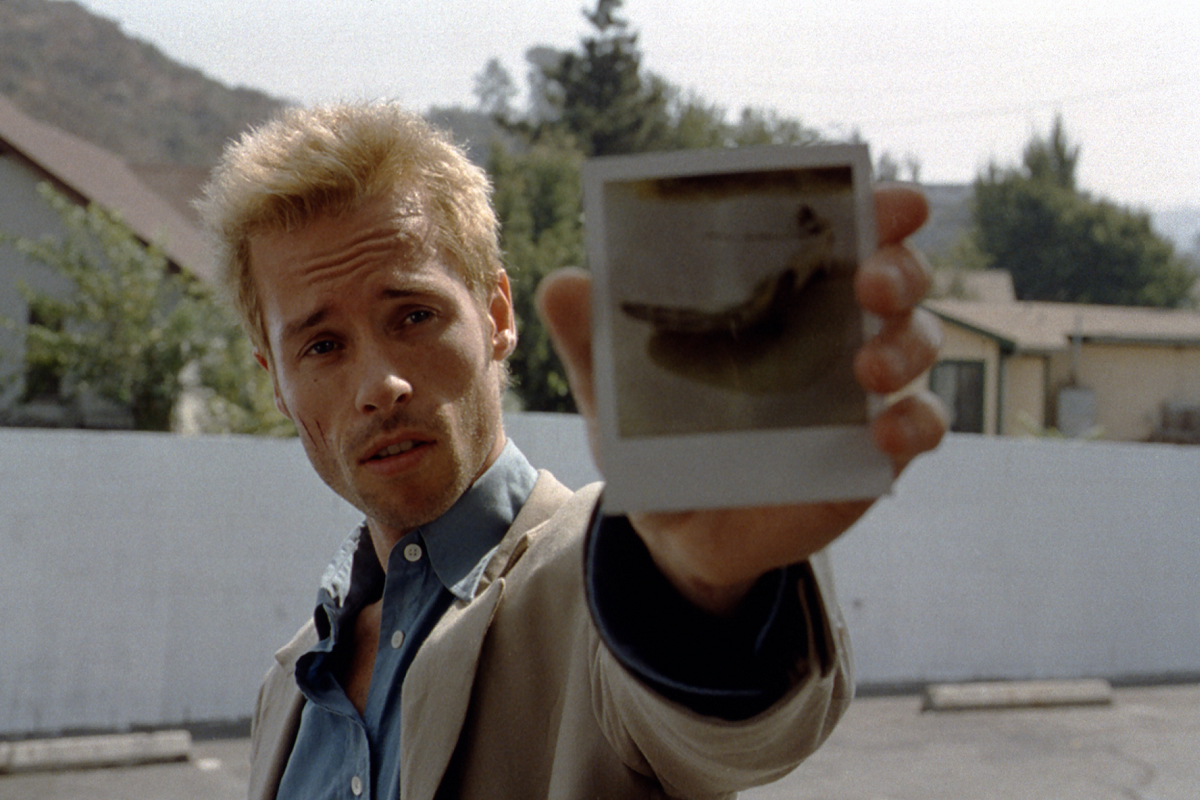 《記憶拼圖》的主角腦部受損，無法記住任何事物，對於過去只有模糊的記憶。（采昌國際提供）