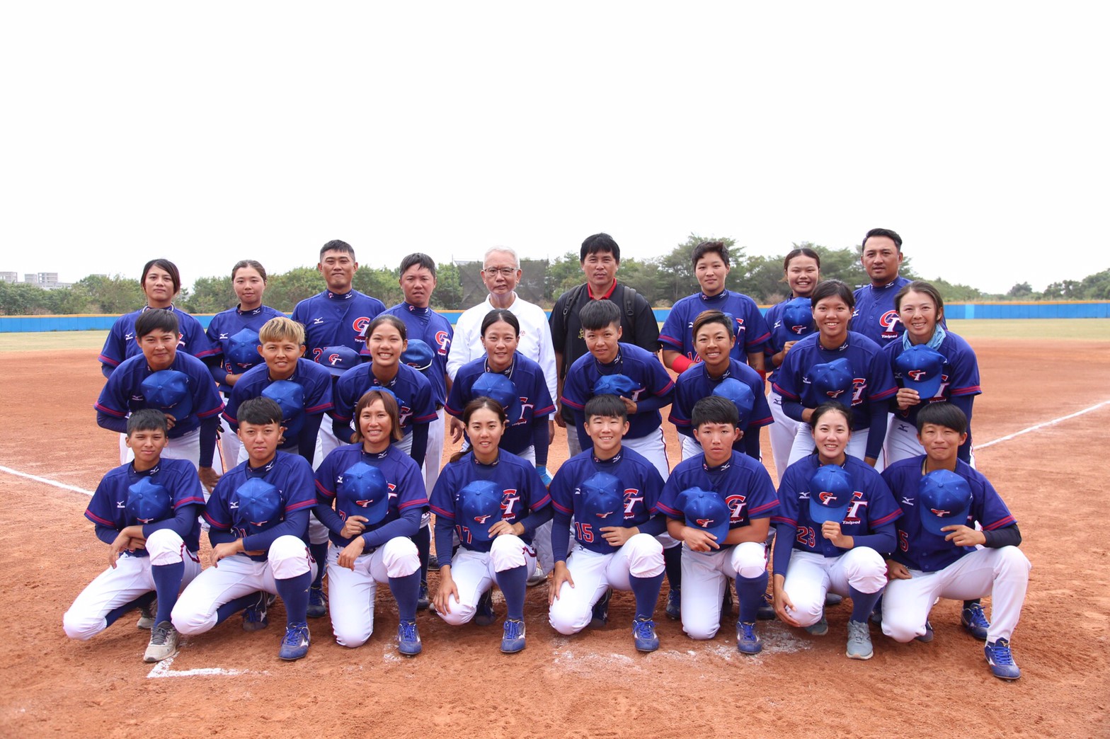 頂新和德文教基金會去年冠名贊助「接棒未來女子棒球隊」,獲全國冠軍和國家隊組訓權,並於亞洲盃拿下銀牌。(頂新和德文教基金會提供)