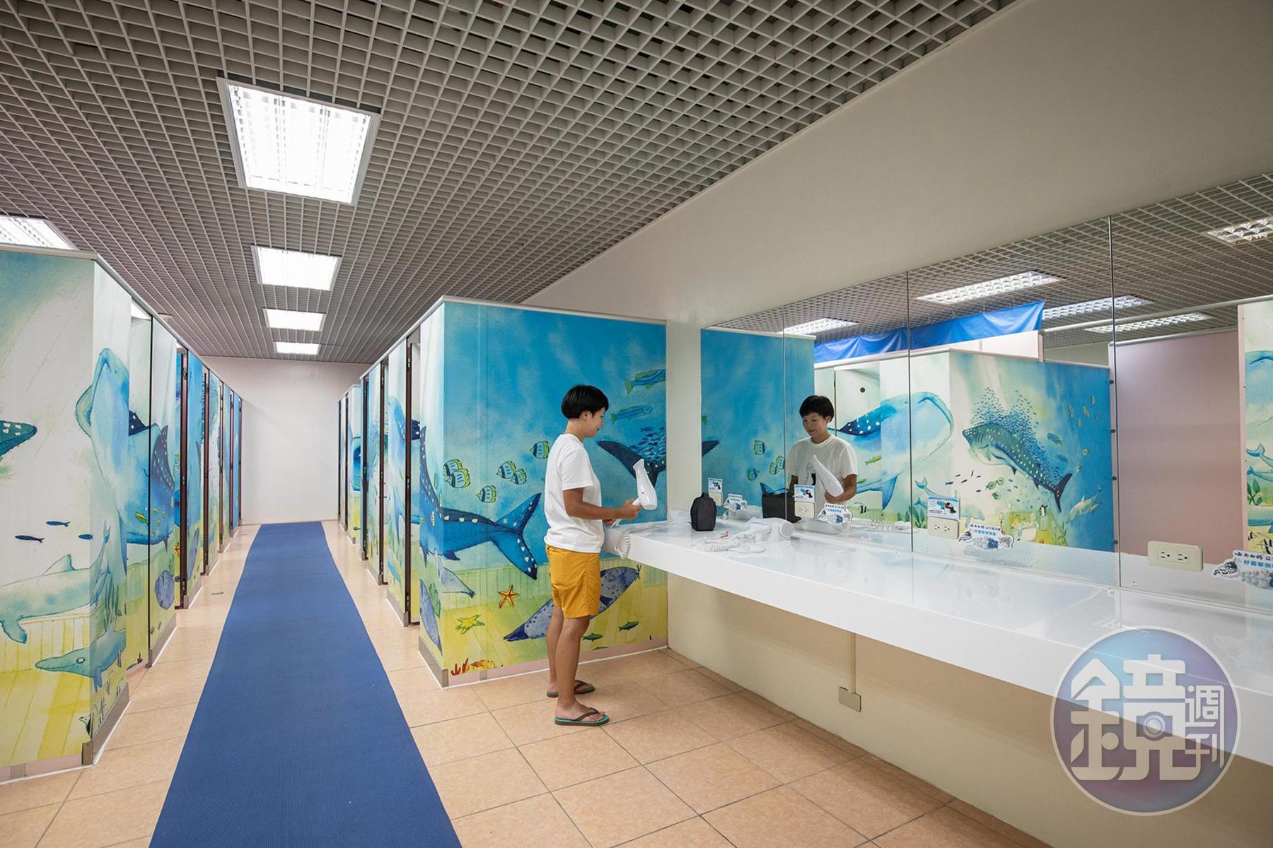 海生館內的淋浴空間寬敞乾淨並提供吹風機，只需自備盥洗用具與毛巾等私人用品。
