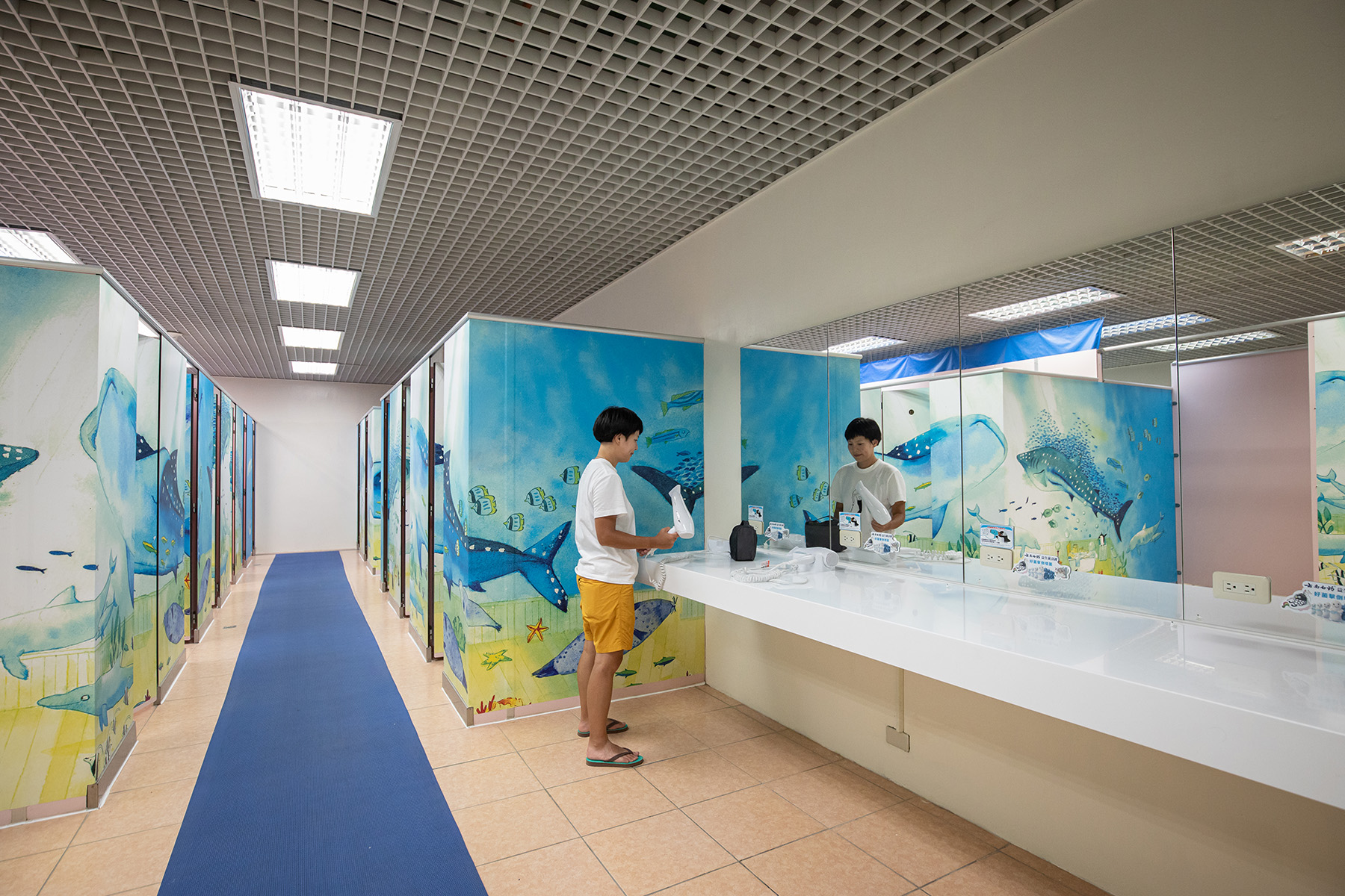 海生館內的淋浴空間寬敞乾淨並提供吹風機，只需自備盥洗用具與毛巾等私人用品。