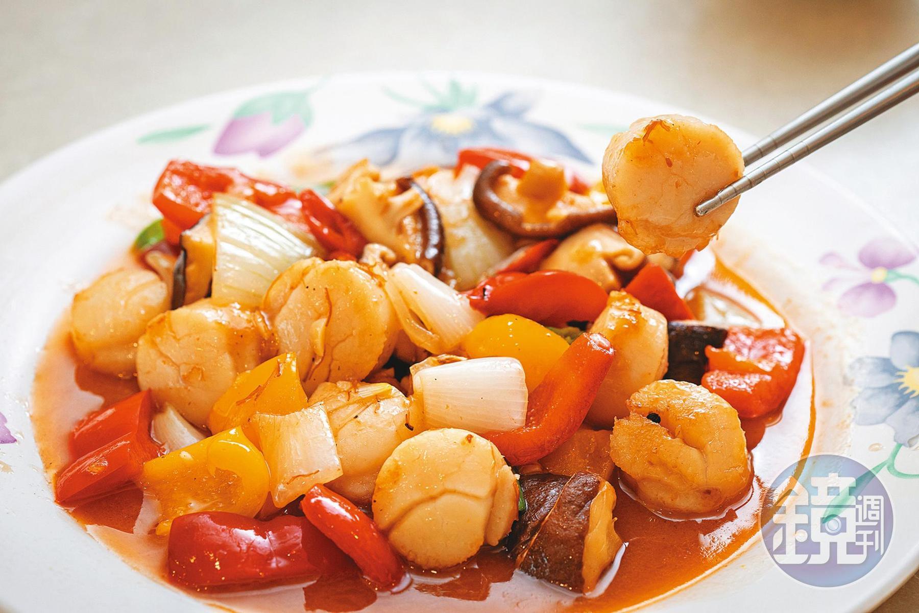 在店內可以品嘗到生食等級的「XO醬炒干貝」。（5,000元合菜菜色）