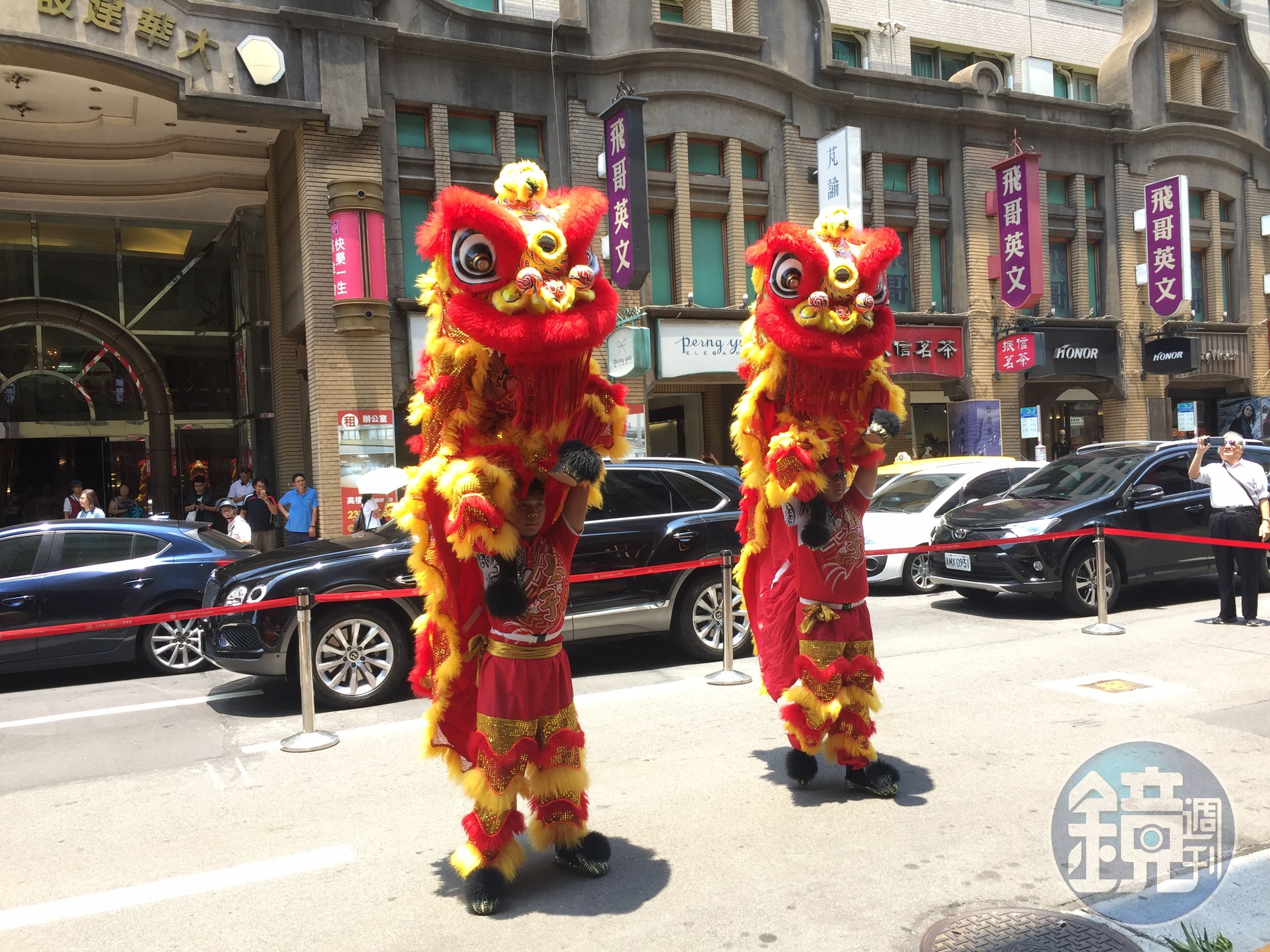 舞獅登高象徵生意興隆、一飛沖天。