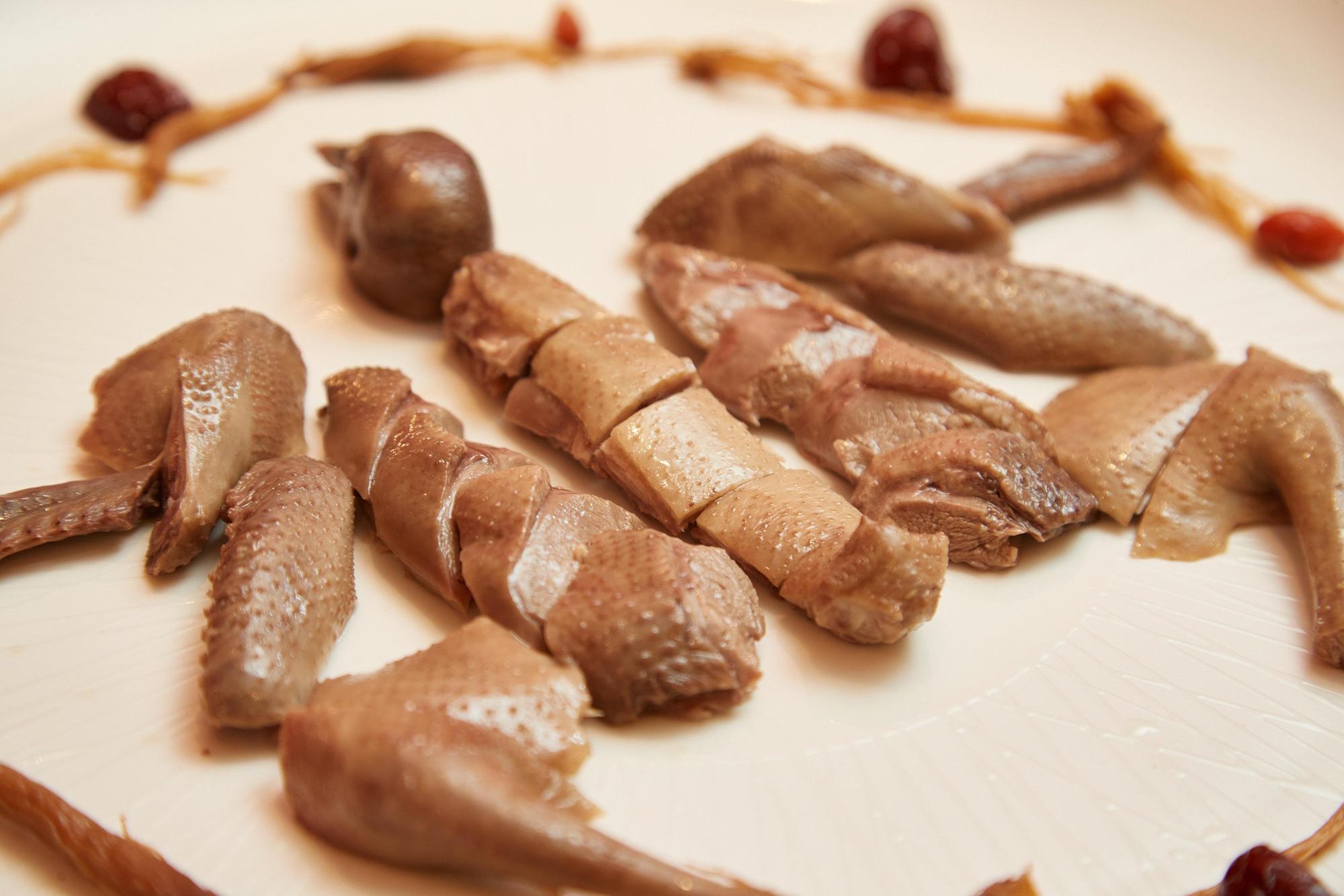 「紹興醉乳鴿」肉質柔嫩，酒香醇厚。（大三元50年金色盛宴菜色）（大三元酒樓提供）