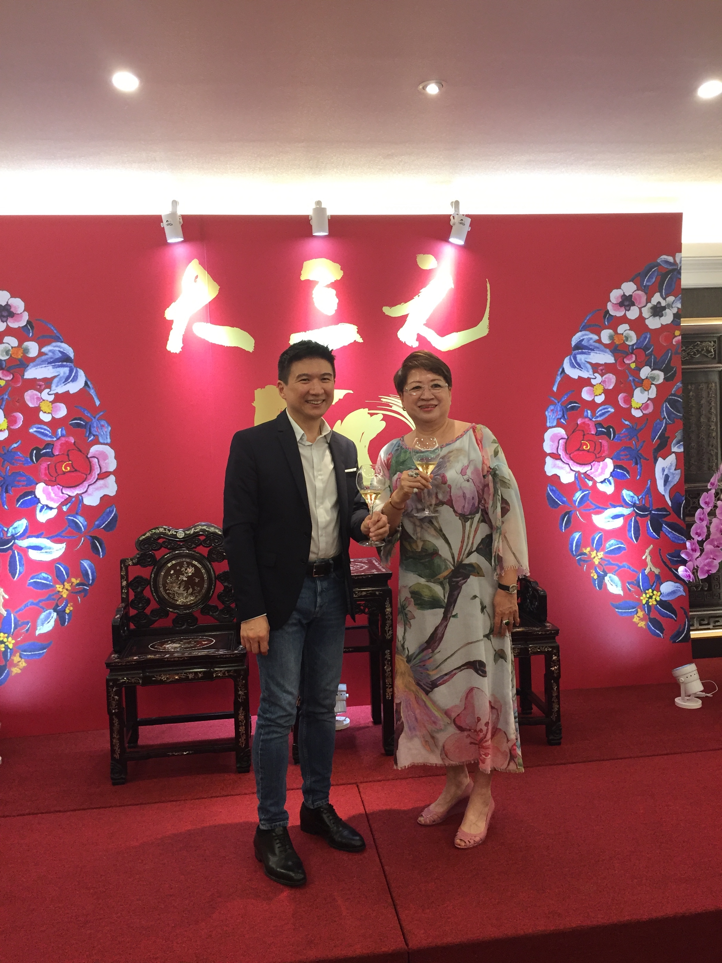 邱靜惠笑著宣布交棒消息，炒熱午宴氣氛。