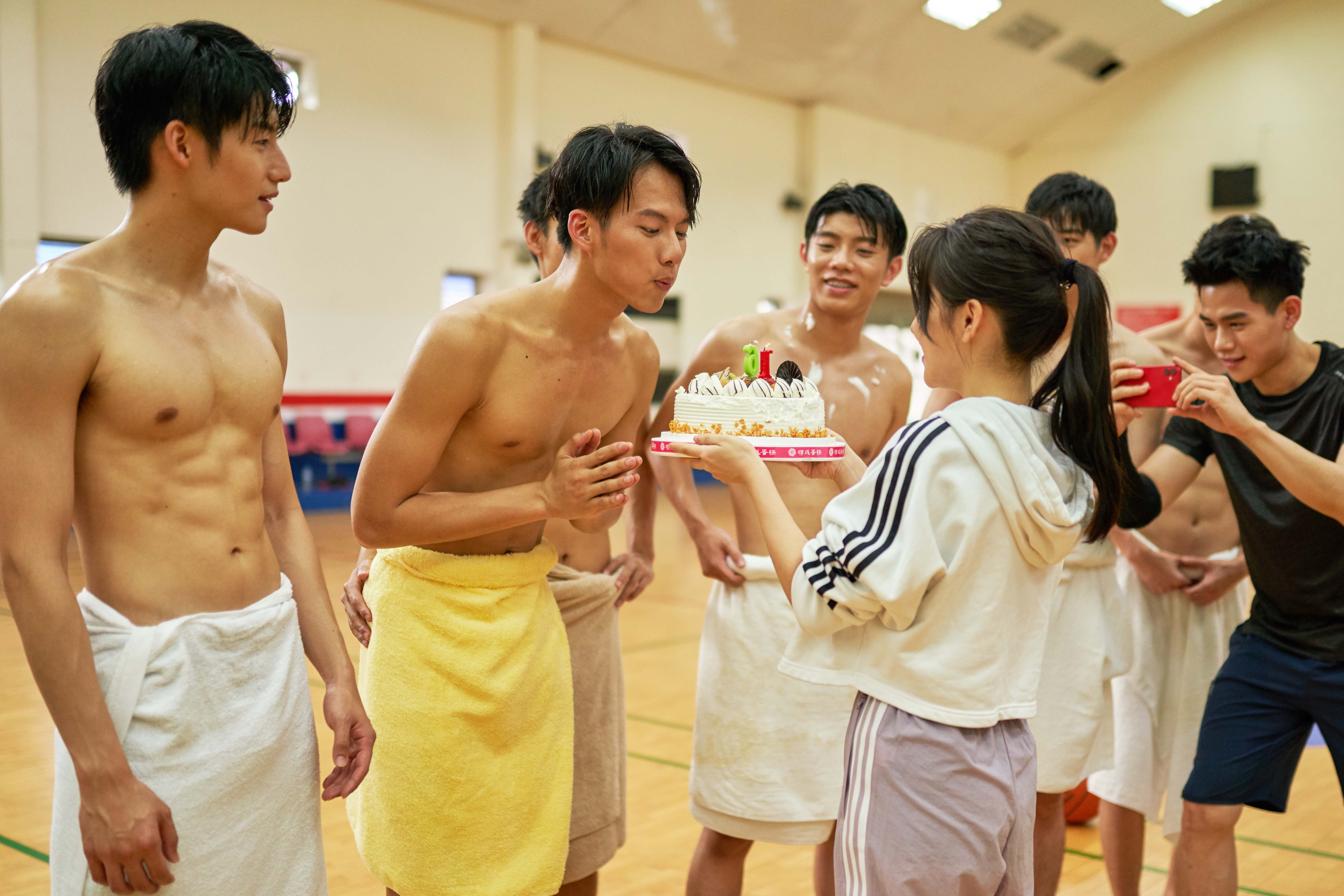 《違反校規的跳投》「球隊經理」蔡瑞雪捧著生日蛋糕為吳念軒慶生。(七十六号原子提供)