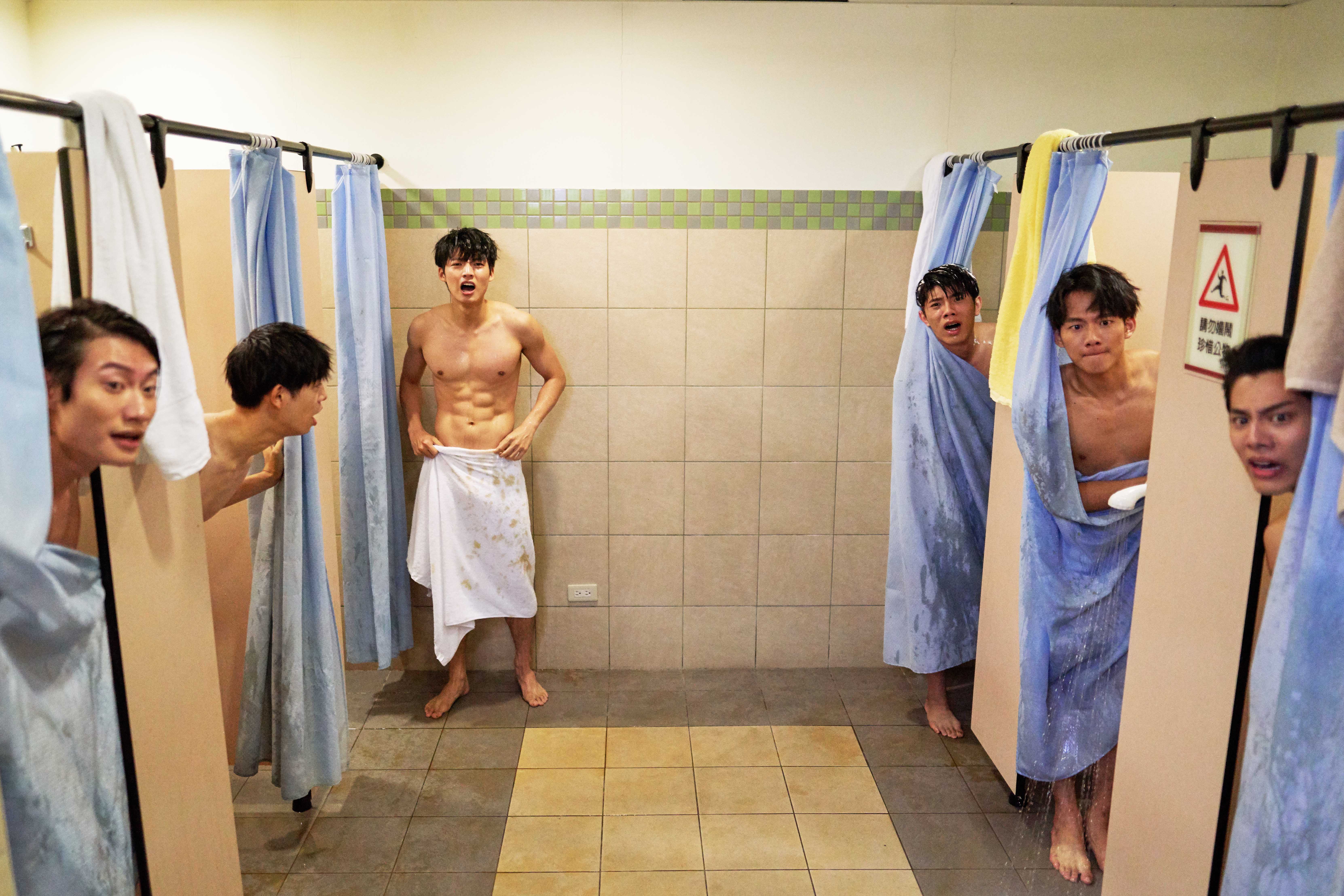 《違反校規的跳投》吳念軒與劇中一幫籃球隊友有養眼洗澡戲。（七十六号原子提供）