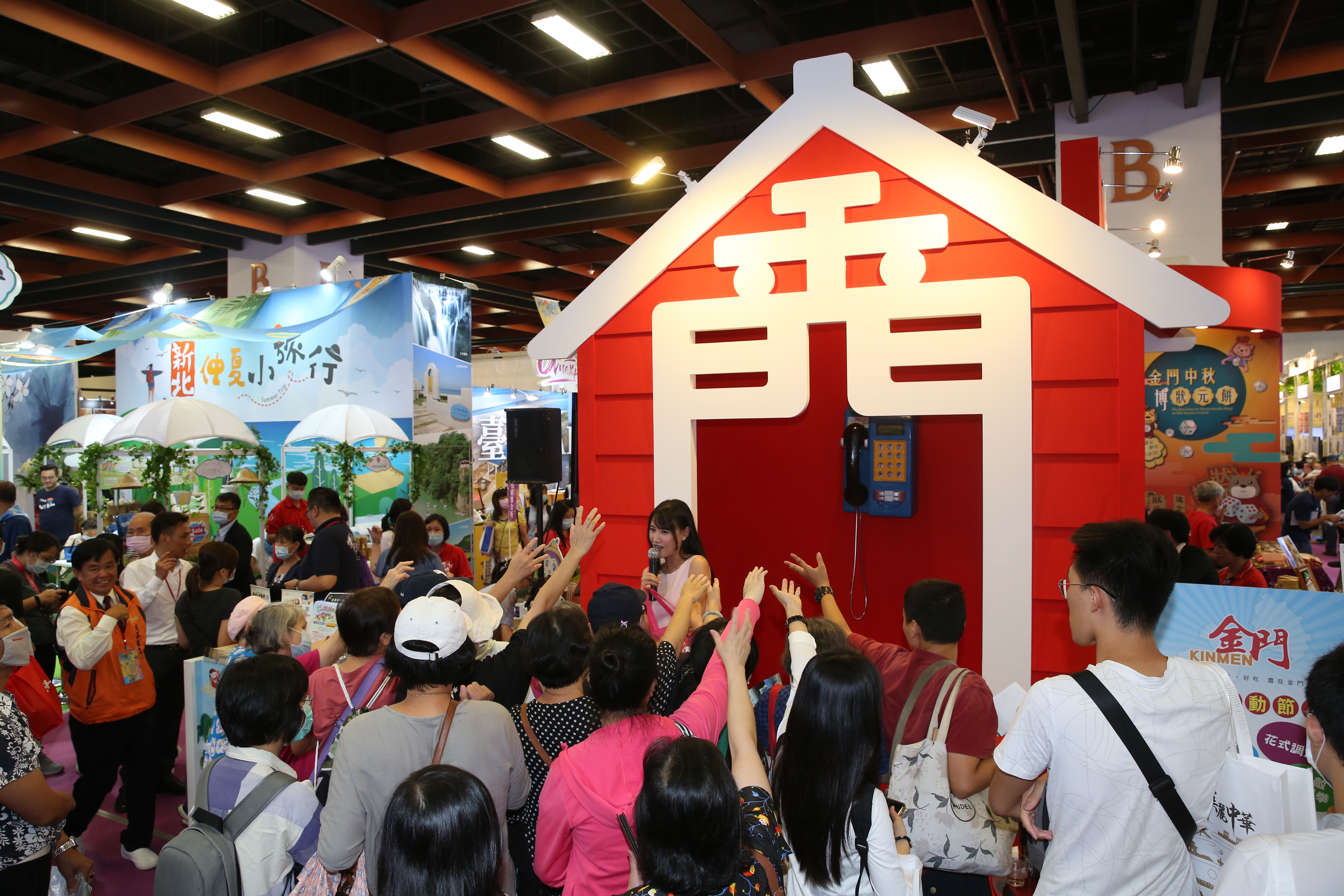 旅遊業拚回春，使用3,000元振興券即可輕鬆出遊、住宿。