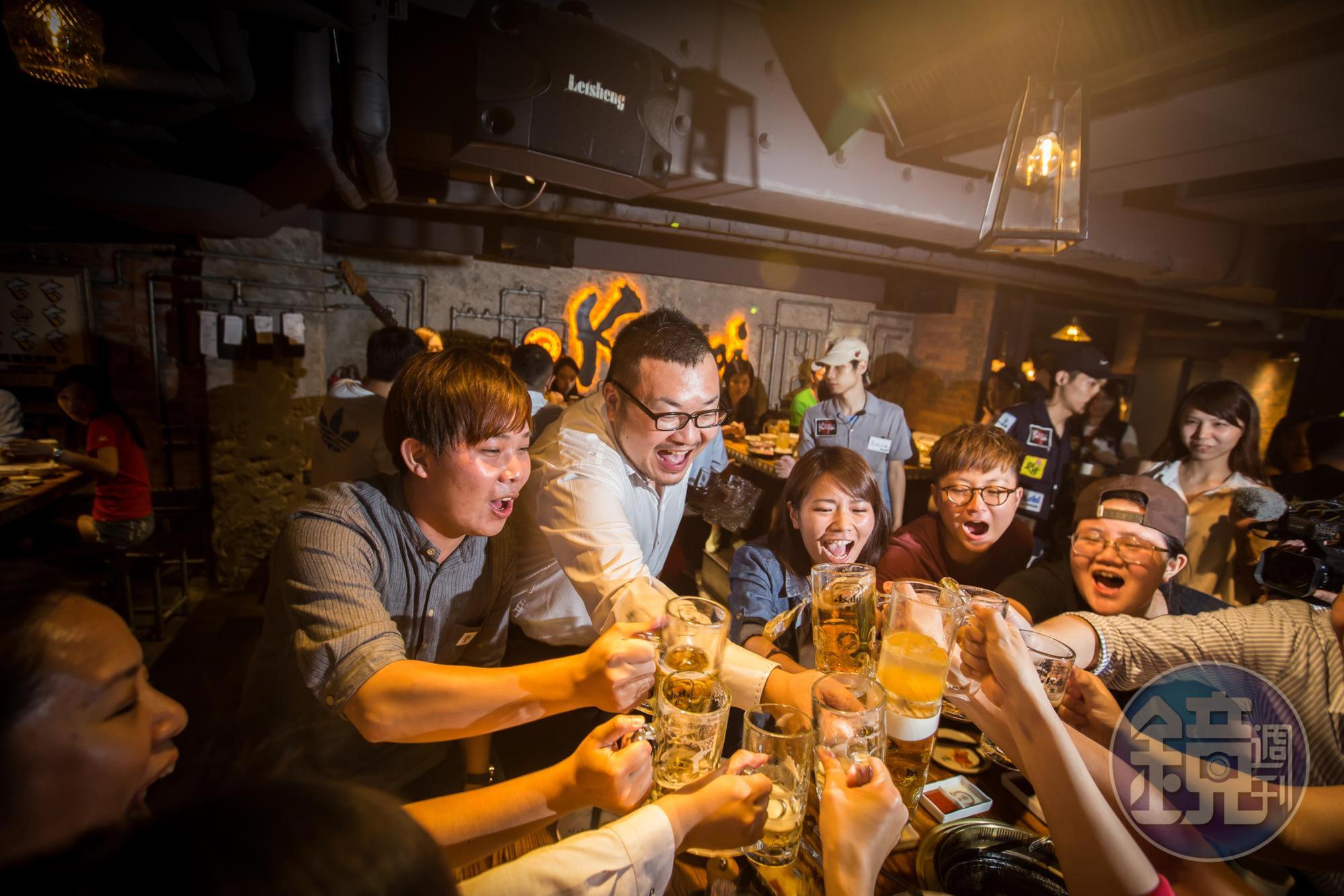 餐飲業殺很大,使用振興券支付餐費,再送自家集團現金抵用券。