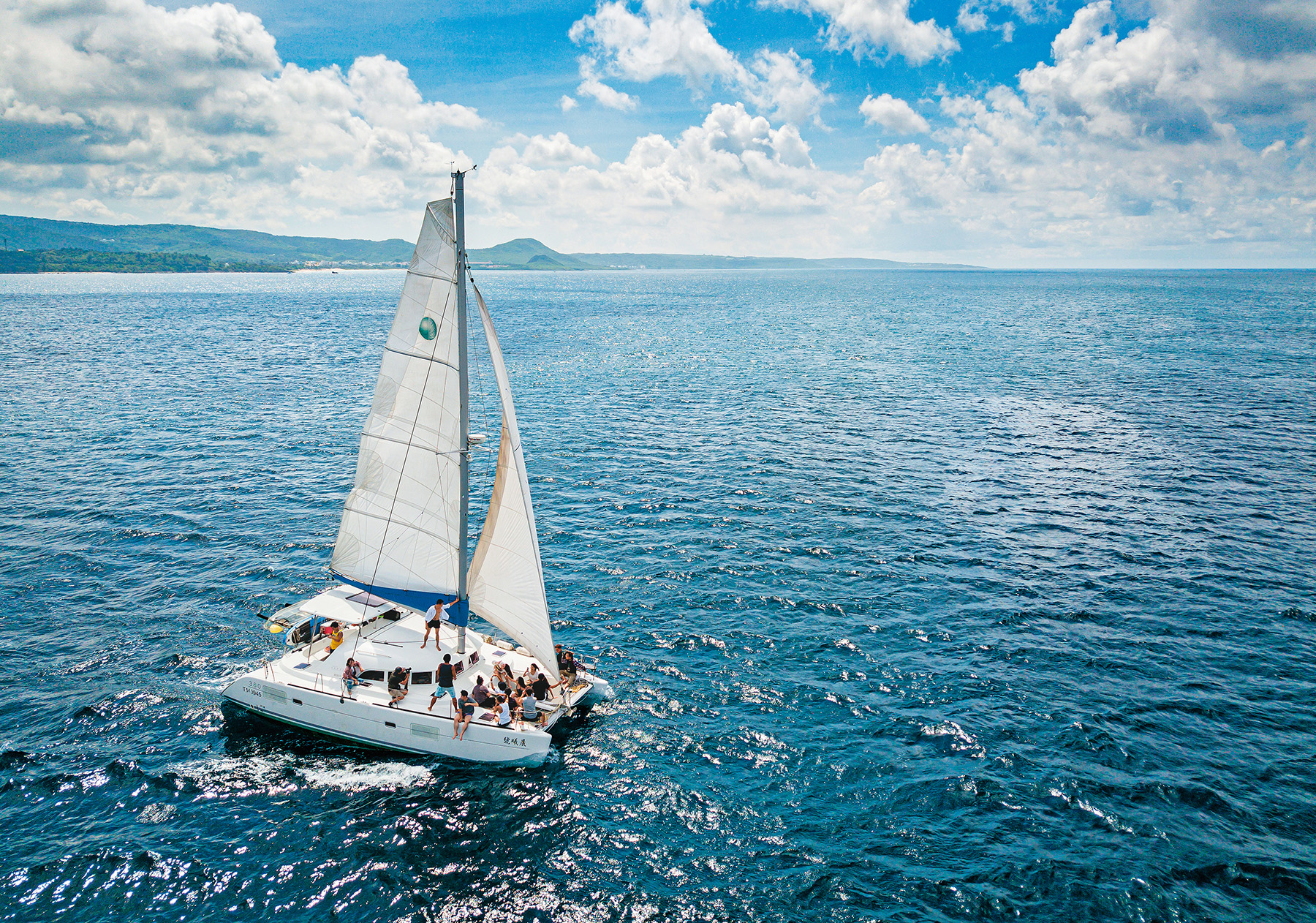 想悠閒享受墾丁的大海，就是要搭帆船巡航。