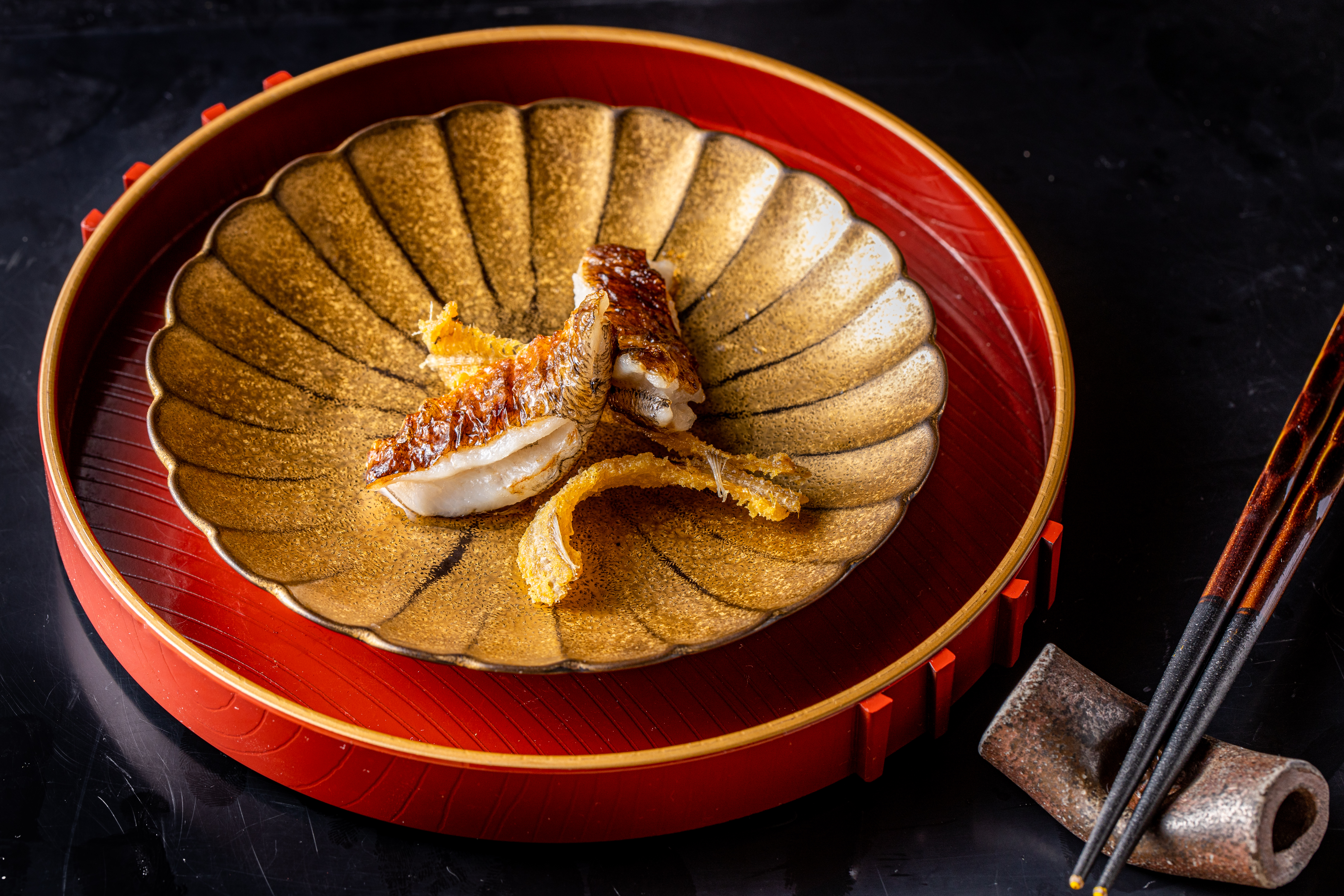 只取精華部分的「目光魚」，魚肉嫩也保有水分，魚骨酥脆。（晚間套餐5,000元／人起菜色）