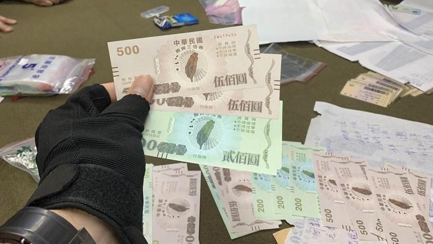 警方破獲賭場,查獲大量的三倍券。(翻攝畫面)