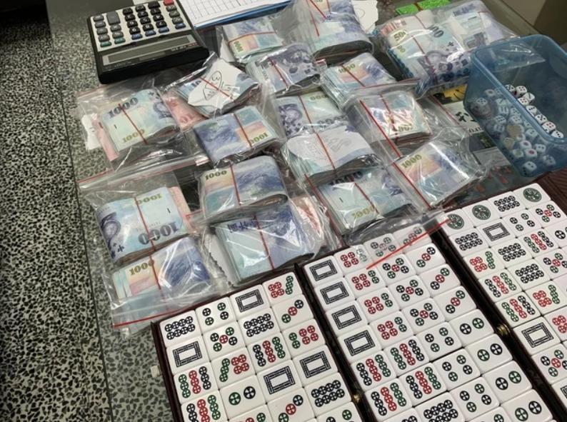 除了三倍券外,警方也查扣大量的現金和賭具。(翻攝畫面)