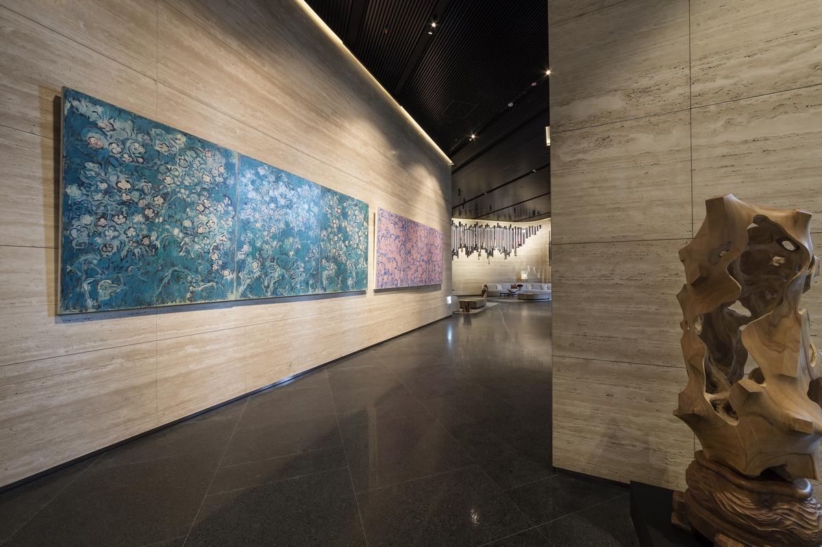 有鑑於桃園藝文特區除了桃園展演中心之外，多元化展覽型展館並不常見，麗晶花園廣場在公共區域如大廳、廊道等空間分別舉行典藏展與邀請國際聯展。（業者提供）