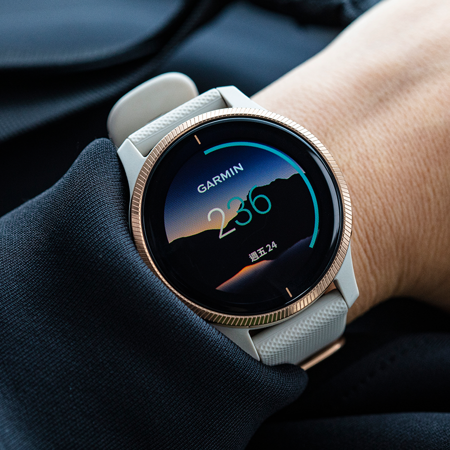 透過GARMIN Connect IQ的應用程式就可以下載專屬動態錶面，也是Venu主打的功能之一，讓錶面具備更多樣化的選擇。建議售價NT$ 13,990（白砂玫瑰金）