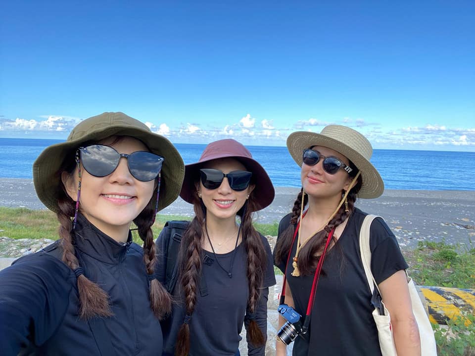 S.H.E到花蓮「姐妹旅行」，3人都綁著雙辮子，穿著一樣顏色的衣服。（翻攝自田馥甄 Hebe臉書）