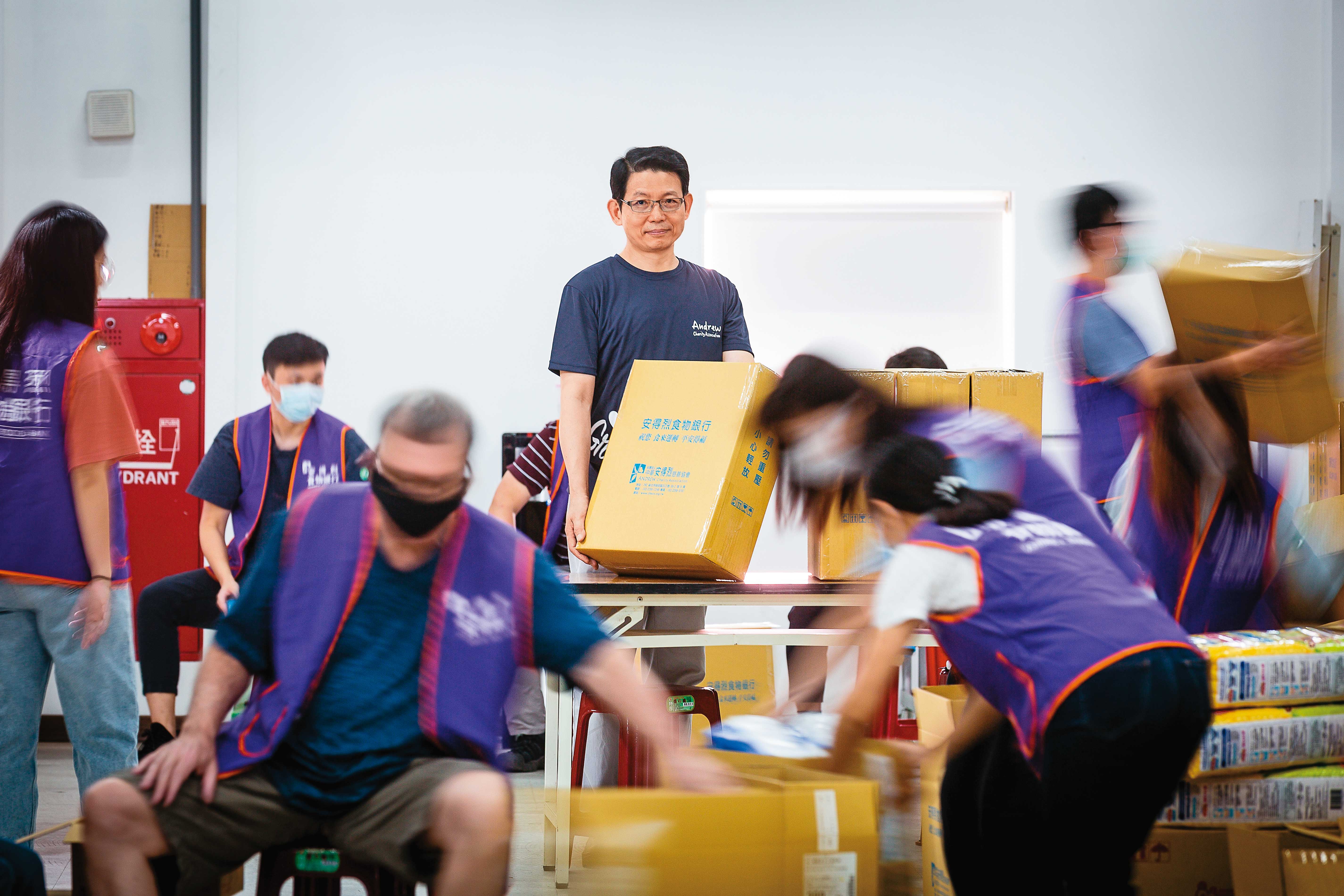 被譽為「國防部史上最強發言人」的羅紹和，4年前提前退伍，替全台5千多位受助兒少張羅三餐溫飽。