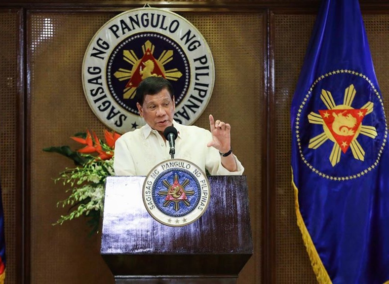 菲律賓總統Rodrigo Duterte經常口出狂言，日前竟建議民眾口罩浸泡於汽油或柴油消毒。（翻攝自Rodrigo Duterte臉書）