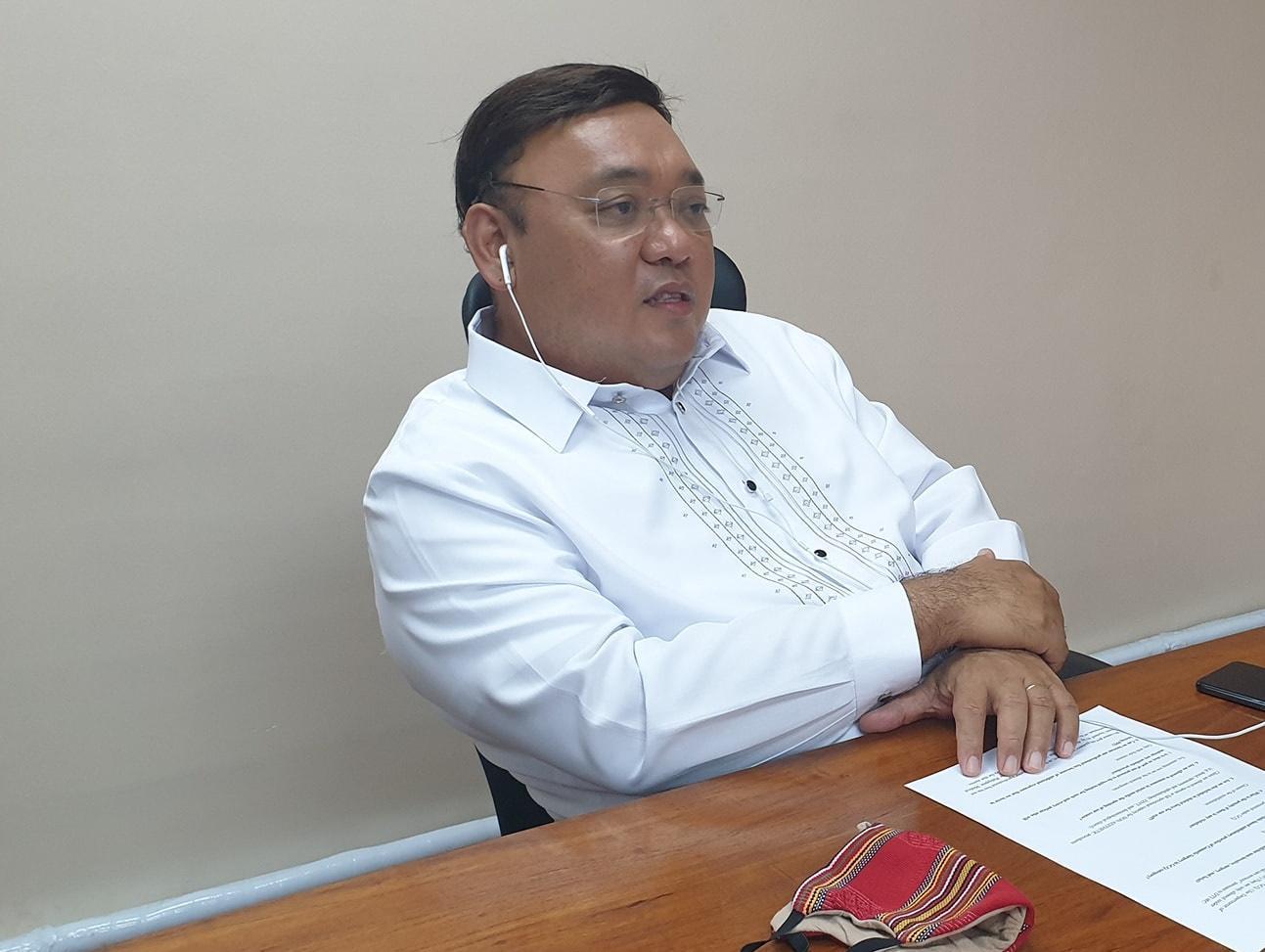 菲律賓總統發言人Harry Roque理直氣壯表示，杜特蒂只是在開玩笑，這是他說話的風格。（翻攝自Harry Roque臉書）