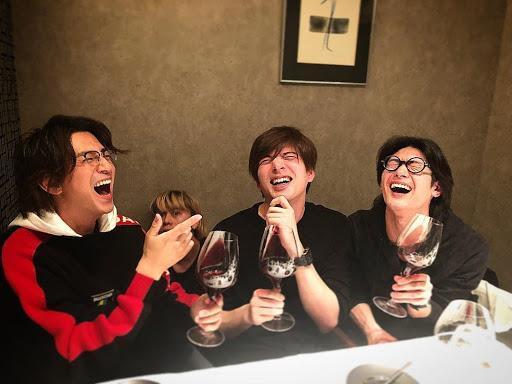 城田優（右二）經常在IG上分享與三浦春馬私下出遊的合照。（翻攝城田優Instagram）