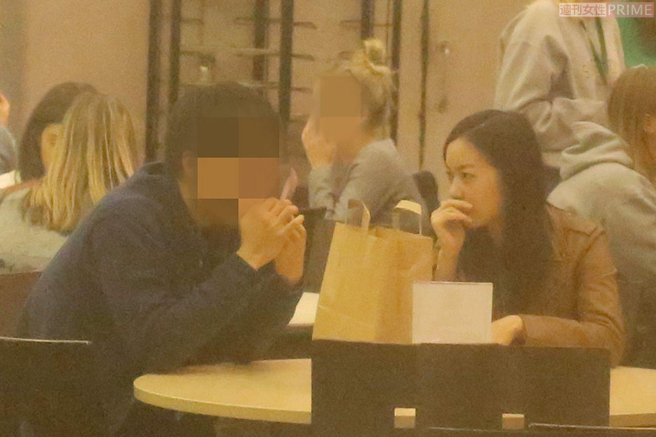 佳子公主(右)在英國留學期間與陽光理科男經常一起吃飯,同學都知道兩人戀愛ing。(翻攝《週刊女性》)