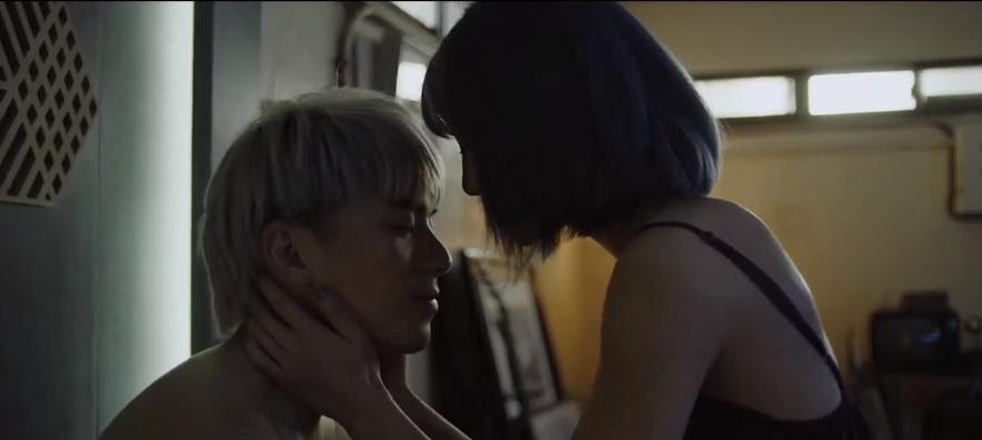 林哲熹（左）在《愛的廣義相對論》中飾演駭客，與謝欣穎（右）飾演的記憶銀行創辦人有段維美床戲。（衛視中文台提供）