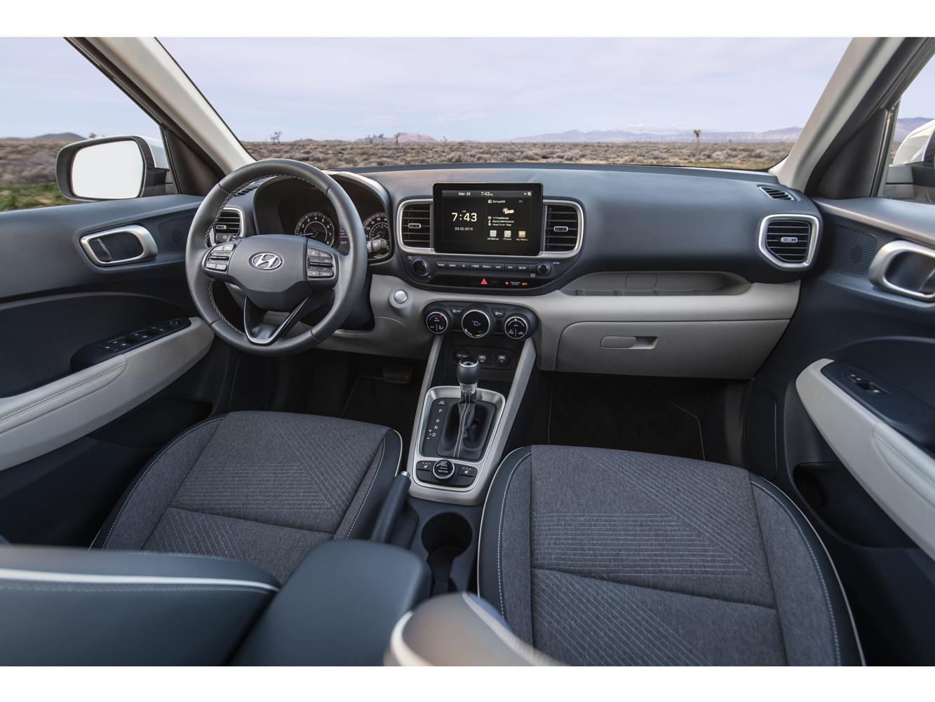 車室內由8吋懸浮式影音多媒體主機領銜,搭載NAVI導航系統以及Apple CarPlayTM和Android Auto行動裝置連結功能,並具備同級唯一的6種Drive Mode的Off-road 輕越野駕馭模式。