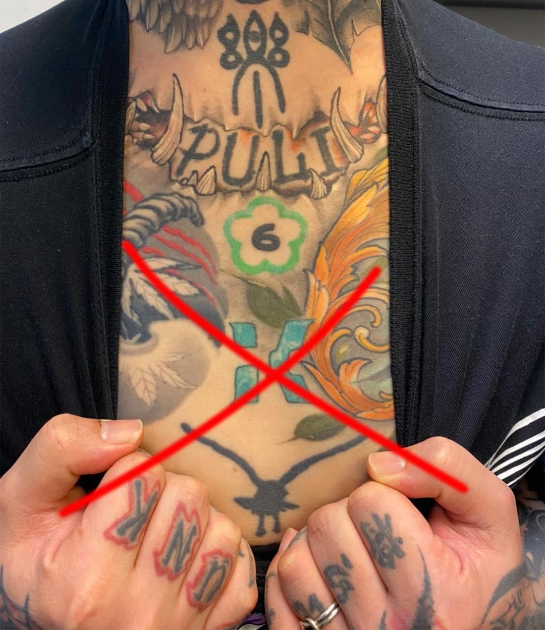 謝和弦為表達對柯文哲及民眾黨不滿,把刺青在身上象徵民眾黨的logo畫上了紅色大叉叉。(翻攝自謝和弦臉書)