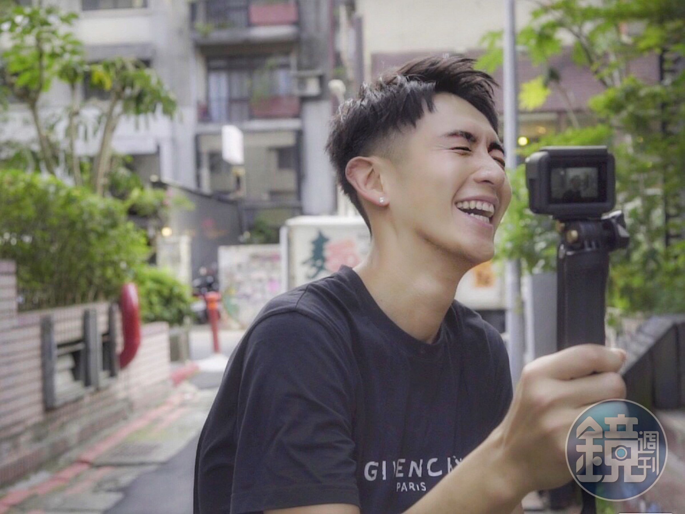 第一次正式當youtuber，柯震東自己也拿攝影機體驗，深感大不易。（禾豐九路提供）
