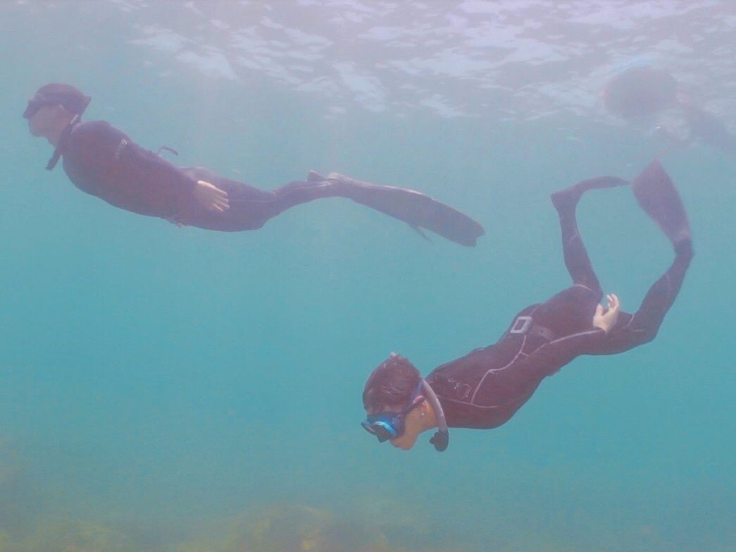 柯震東開個人youtube頻道，首集邀來蔡昌憲一起潛水。（禾豐九路提供）