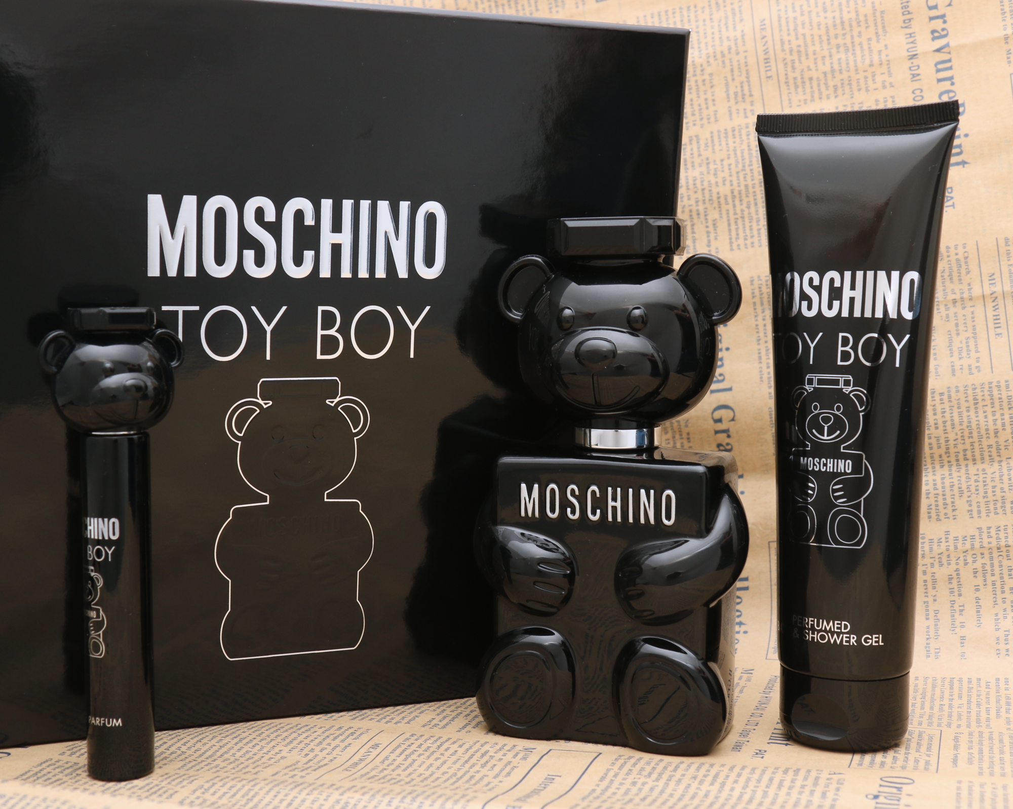 「痞帥限量香氛禮盒」外盒採簡約浮雕設計,內含TOY BOY淡香精100ML、隨身瓶10ML、沐浴凝露150ML。(售價2,750元)