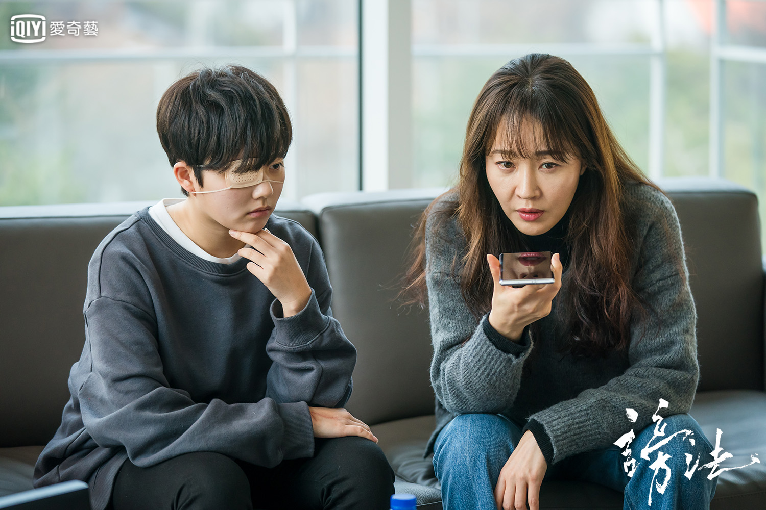 由鄭知曉（左）與嚴智媛主演的韓劇《謗法》今年2月播出後收視翻倍成長，目前正在籌拍電影版。（愛奇藝台灣站提供）