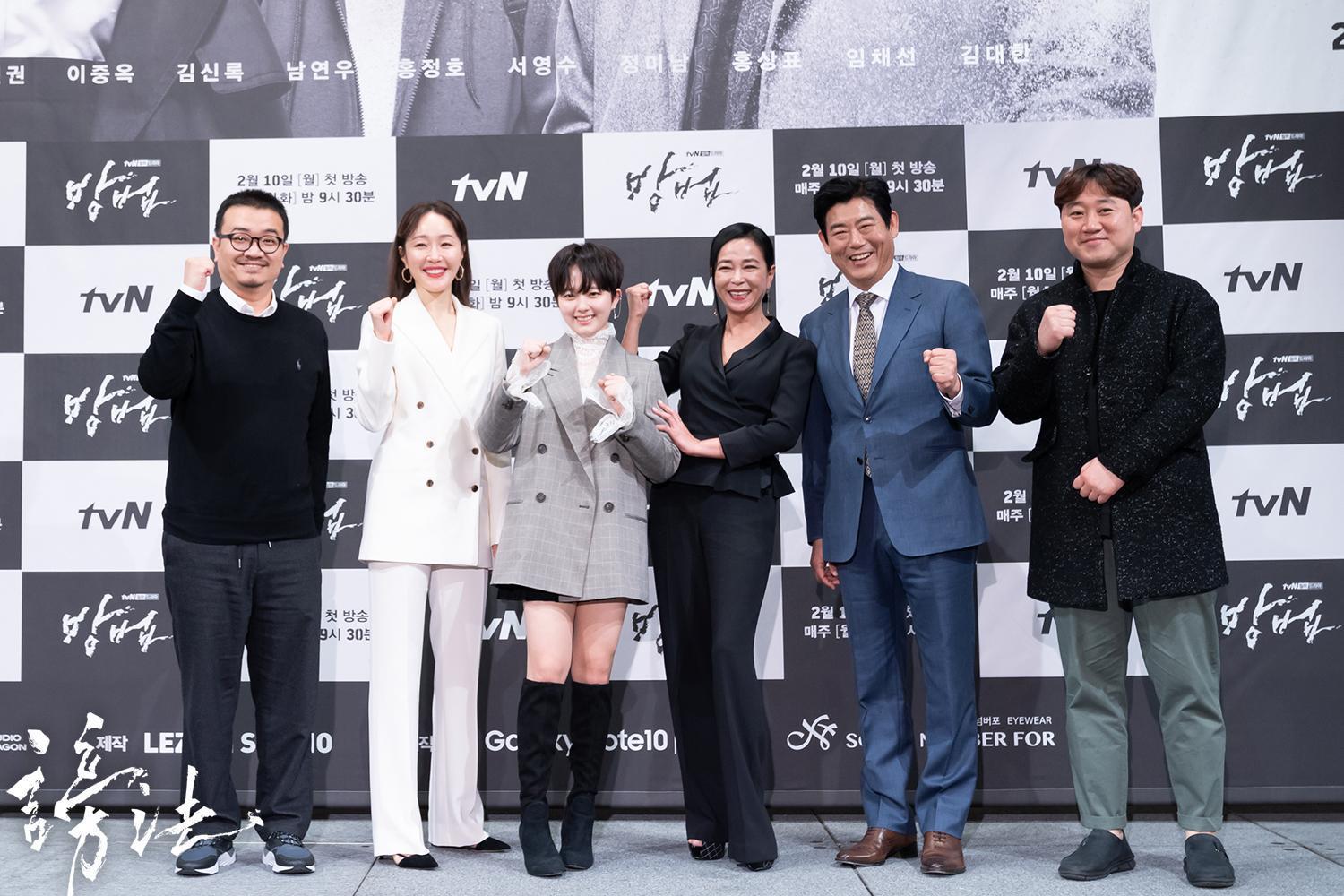  延尚昊（左）透露《謗法》電影版幾乎所有演員都會回歸，還會有新的反派角色。（愛奇藝台灣站提供） 