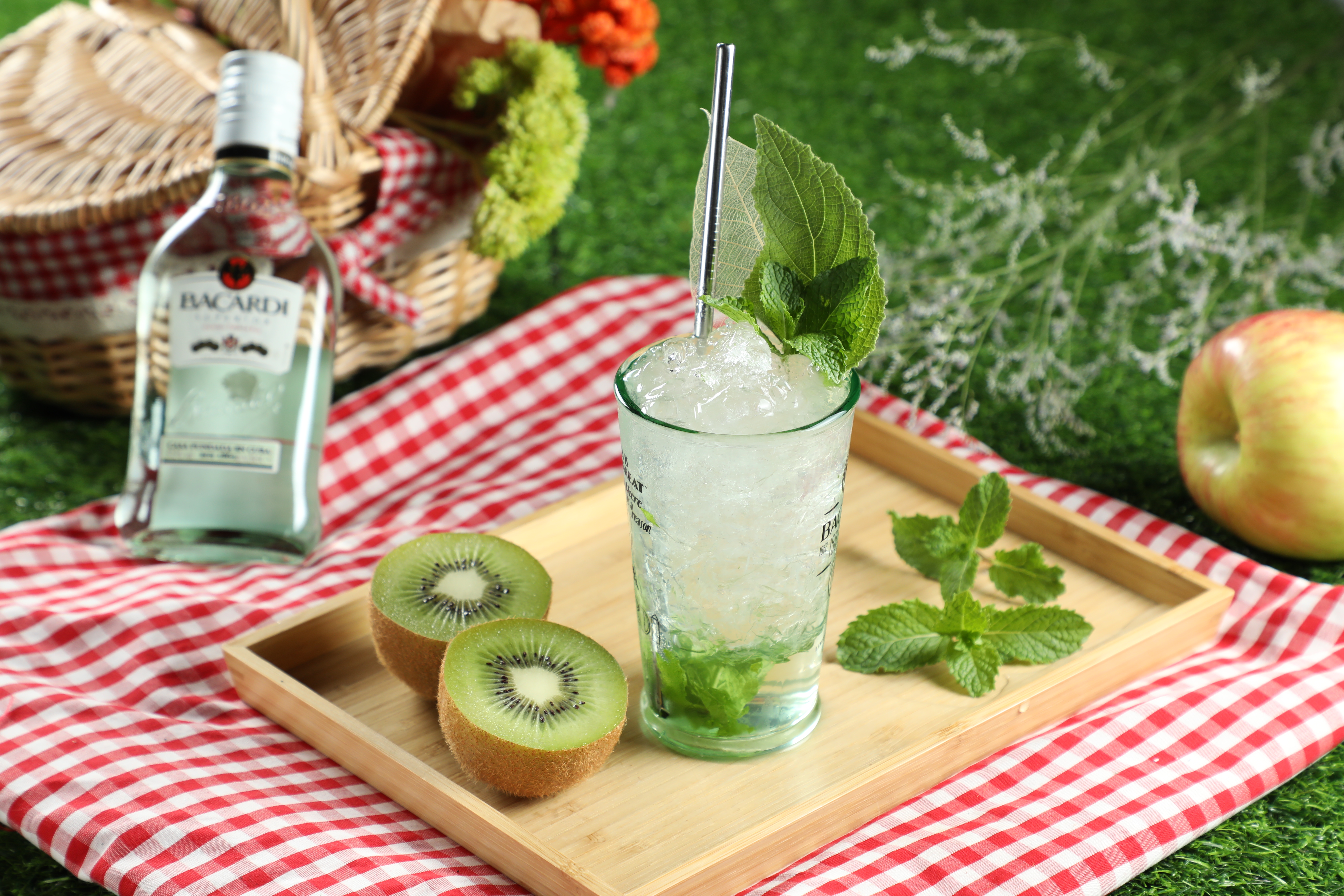 「Bacardi Kiwi Mojito」用儀器測奇異果糖度，確保每杯都不會因為太酸而銳利。（To Infinity and Beyond，899元／4杯份）