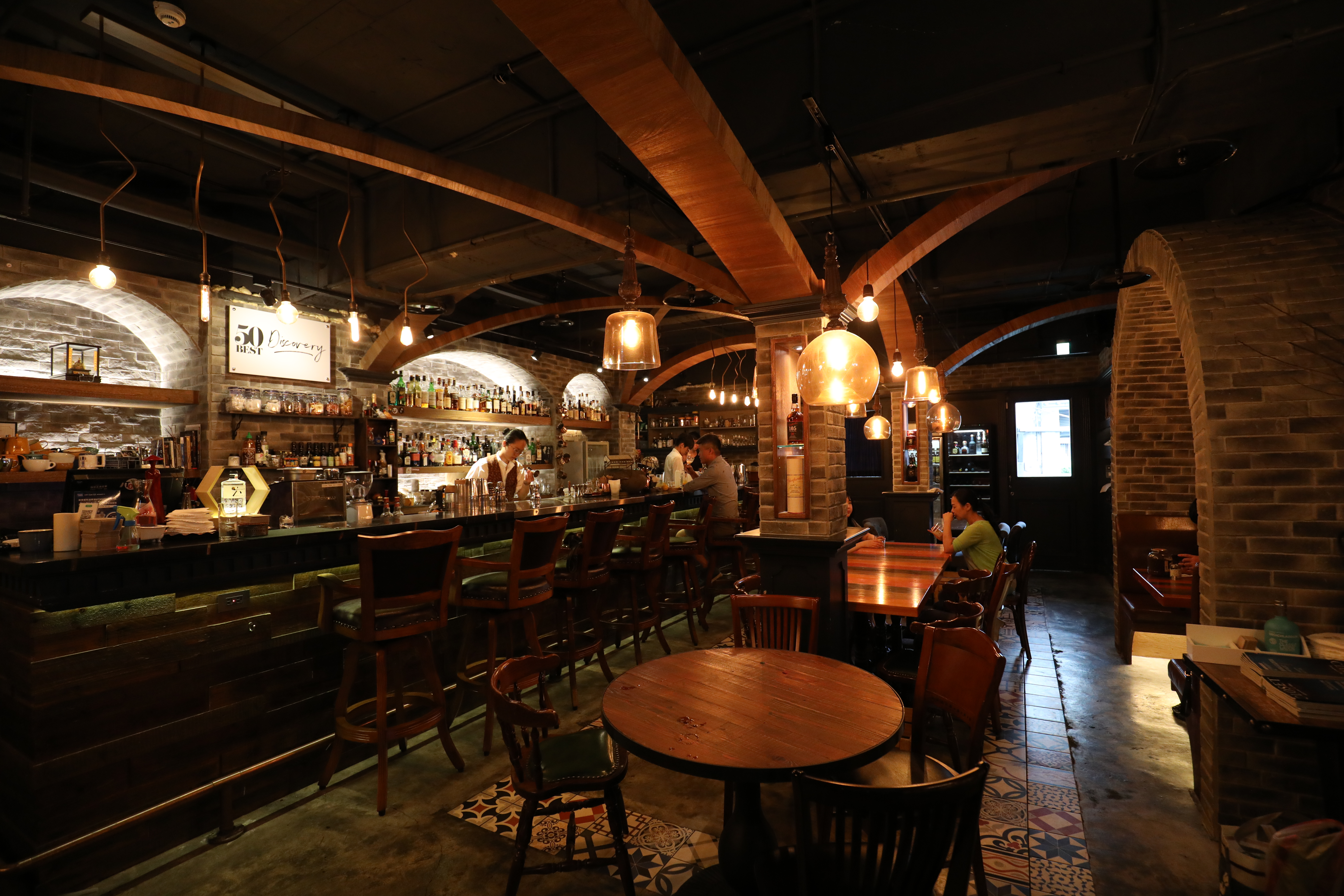 走進「Closet Restaurant & Bar」，馬上能感受到文化石和老件傢俱烘托出的溫暖情調。