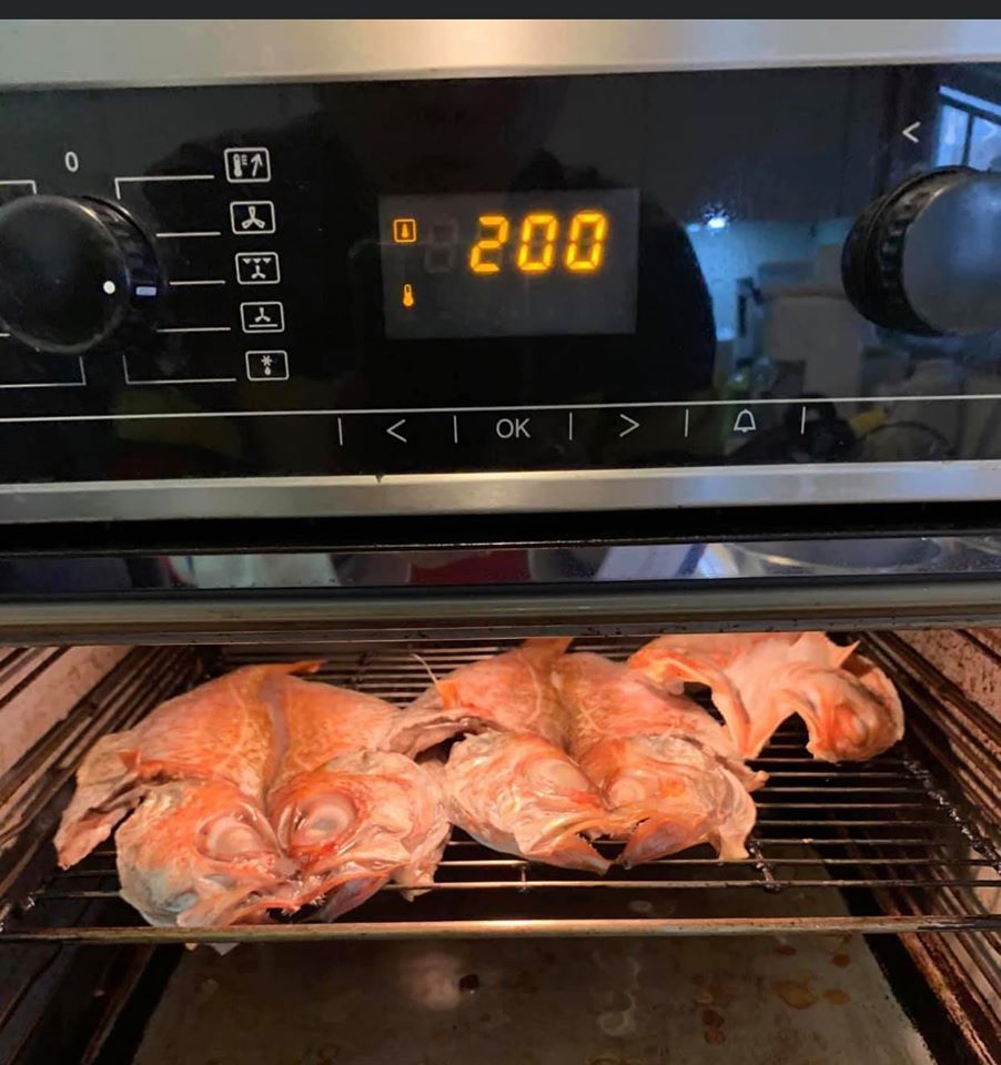 4月烤魚時是讓魚皮向上，看哪個效果好，都可以。