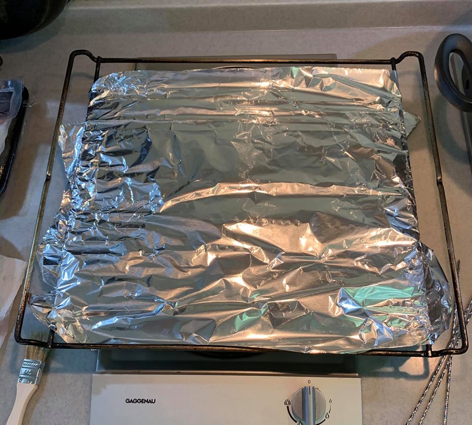 在烤架上鋪錫箔紙，並薄刷橄欖油。