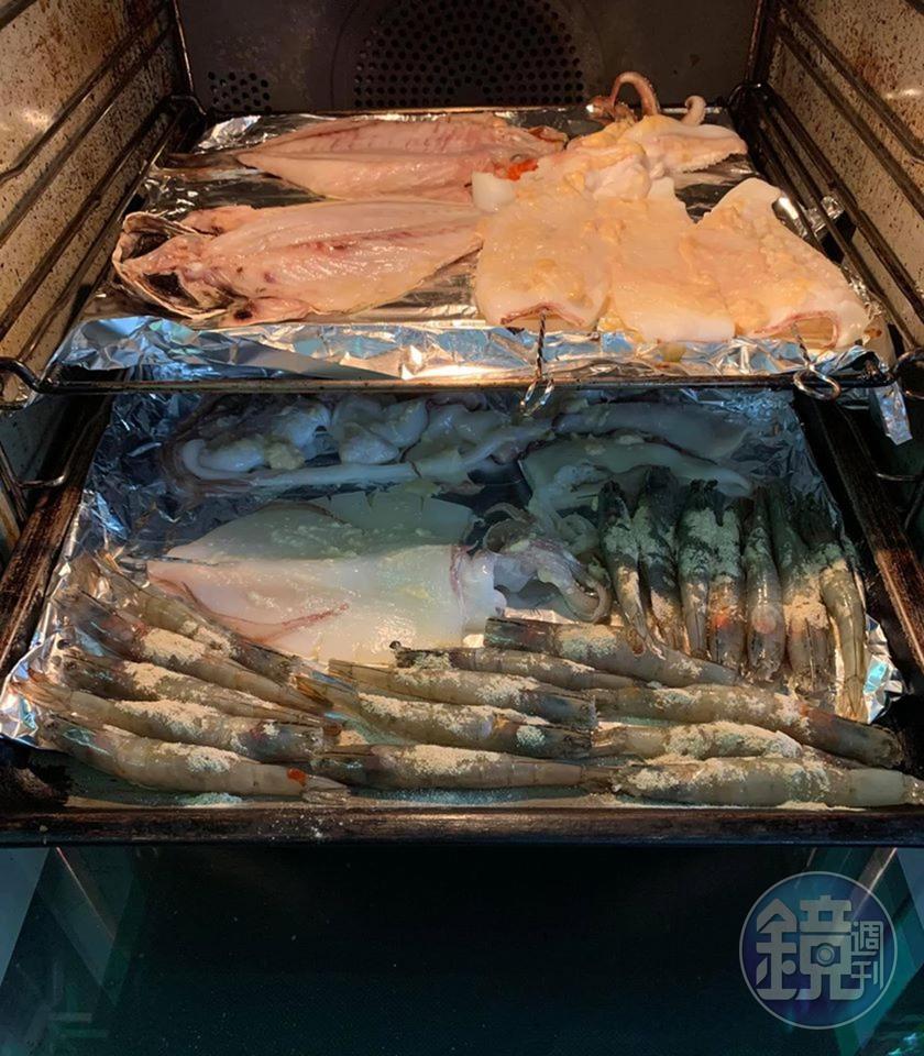 將兩個烤盤都放入預熱好的烤箱。