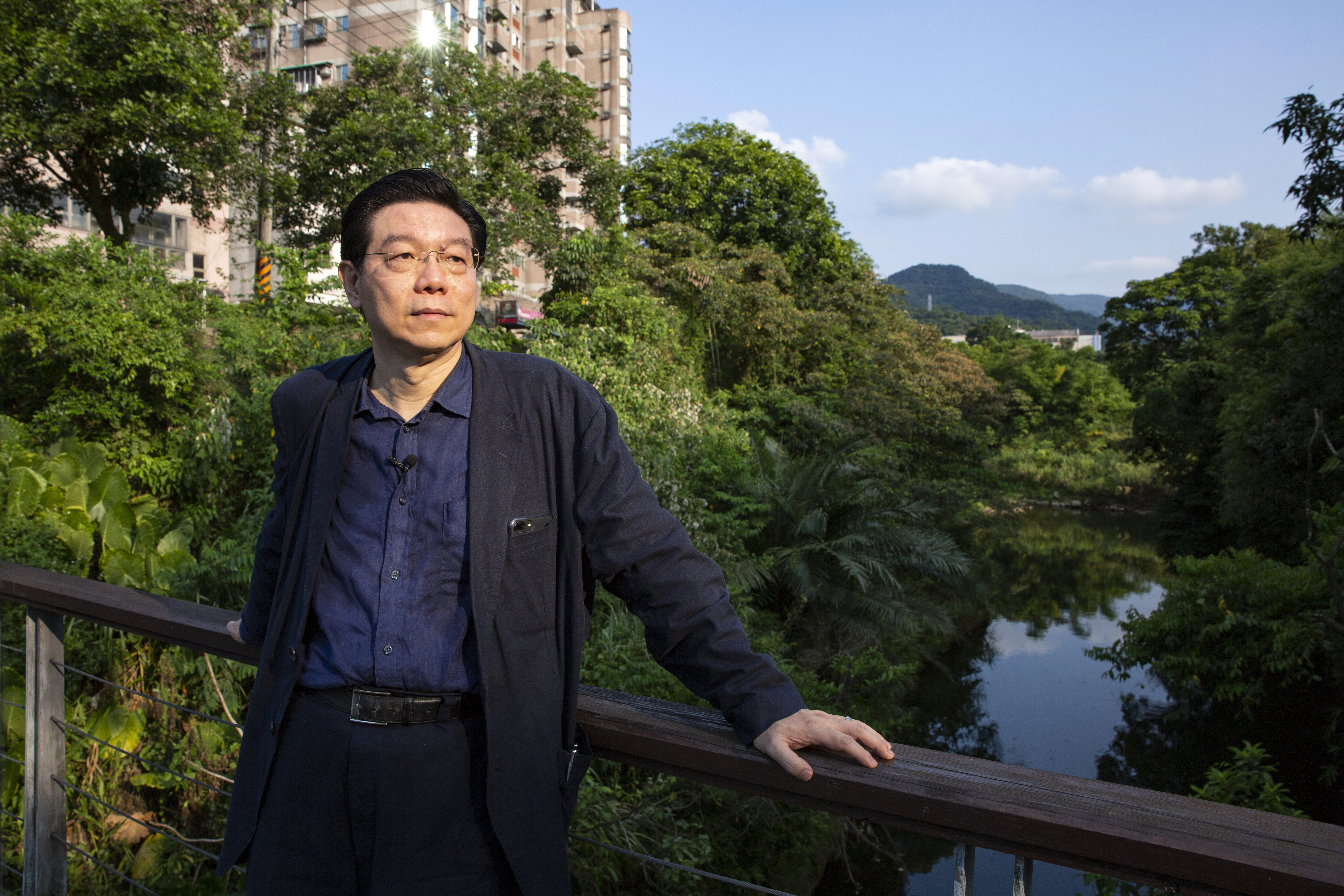 《鏡週刊》社長裴偉雖然工作忙碌，但每個週末都固定在家下廚，擅長中西料理，現在也公開自己的廚房筆記。（攝影：王漢順）