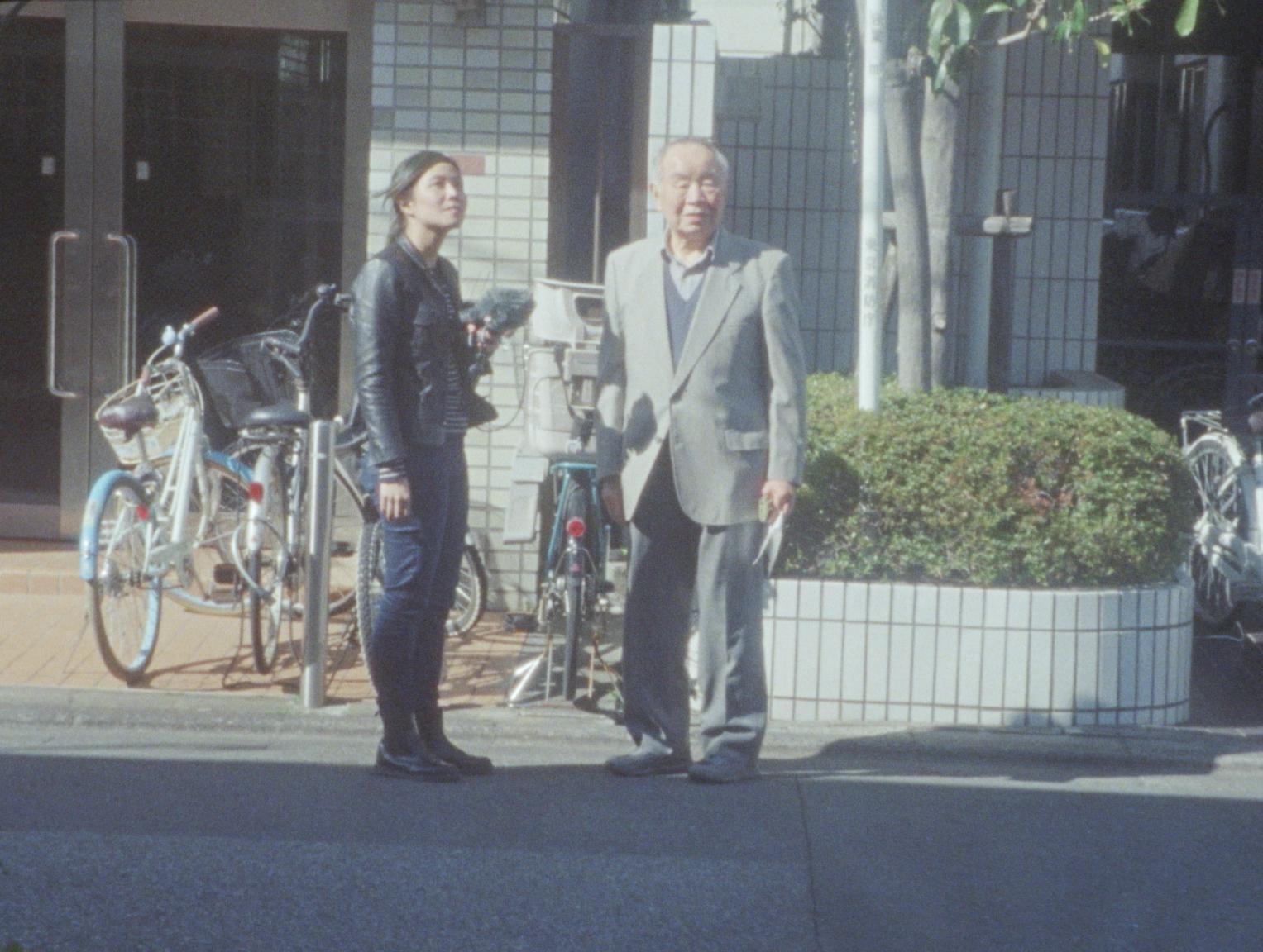 日本出生的林君昵（左）拍片經費吃緊，拍攝《天亮前的戀愛故事》期間還身兼翻譯工作。（林君昵提供）