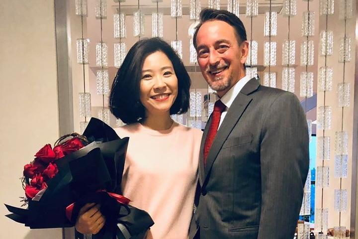 美駐成都總領事林傑偉(右)的妻子是台灣作家莊祖宜(左)。(翻攝自莊祖宜臉書)