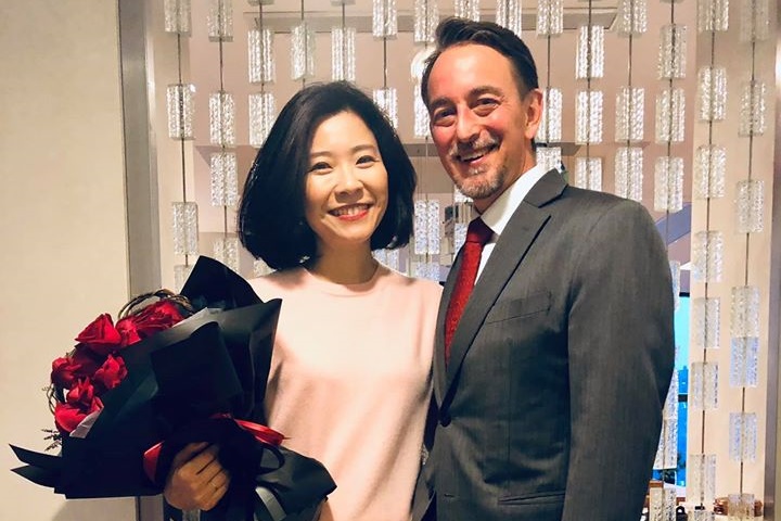 美駐成都總領事林傑偉（右）的妻子是台灣作家莊祖宜（左）。（翻攝自莊祖宜臉書）