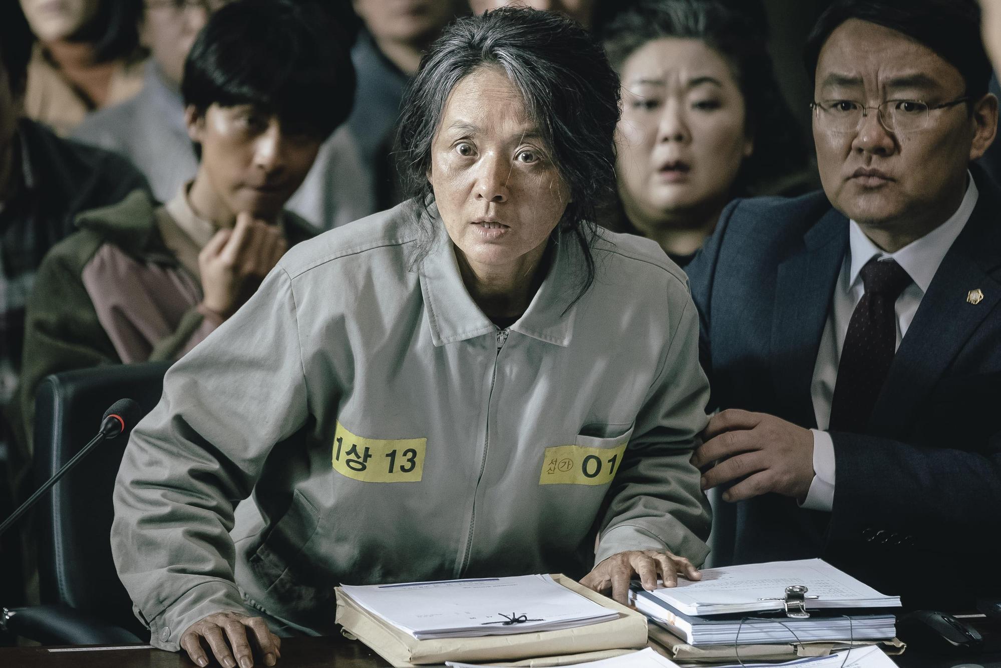 《翻供》裴宗玉以老妝扮演失智的殺人嫌犯花子。（索尼影業）