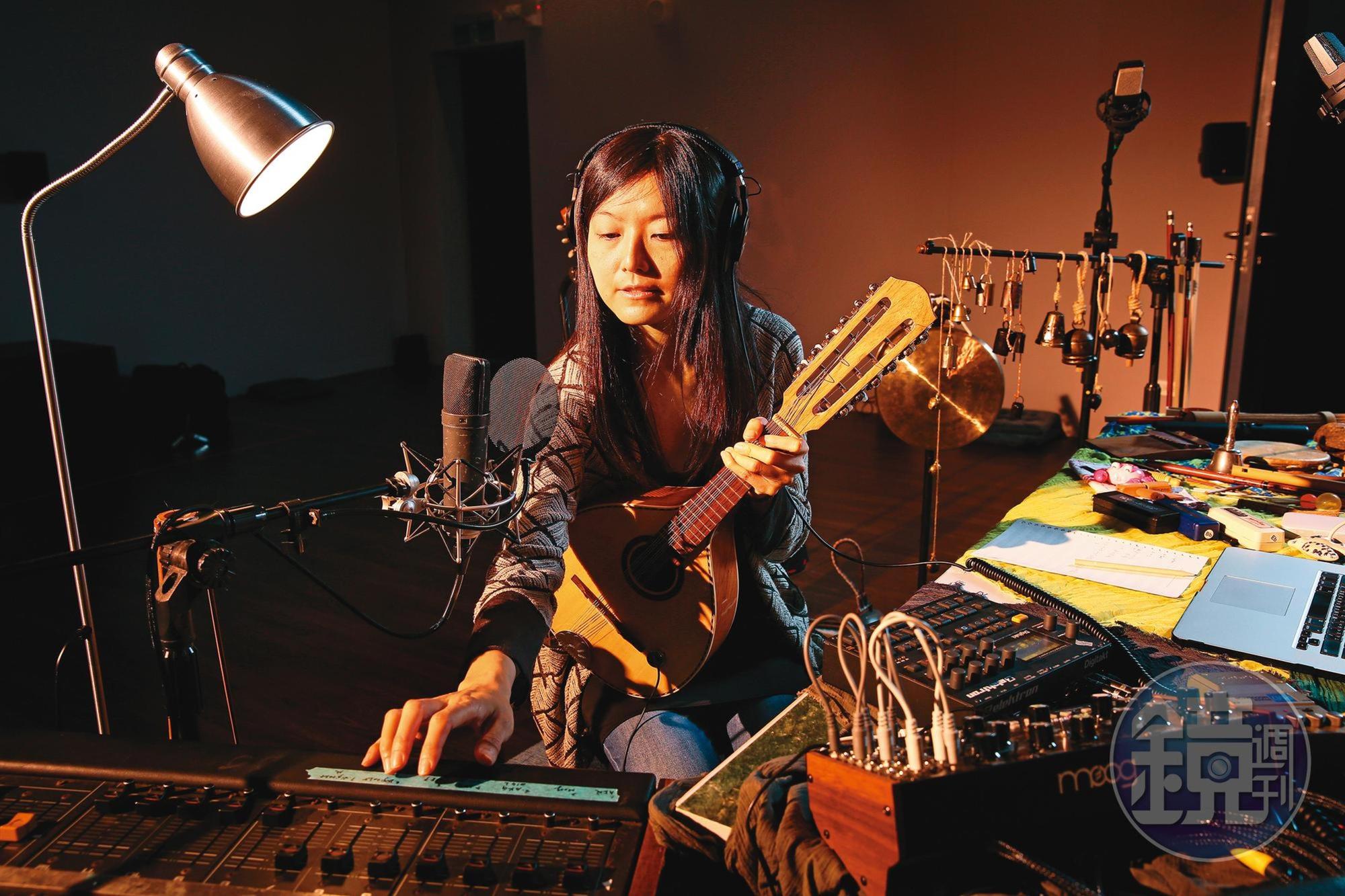 音樂家王榆鈞在工作坊的現場布置了一個工作區,即時創作音樂。