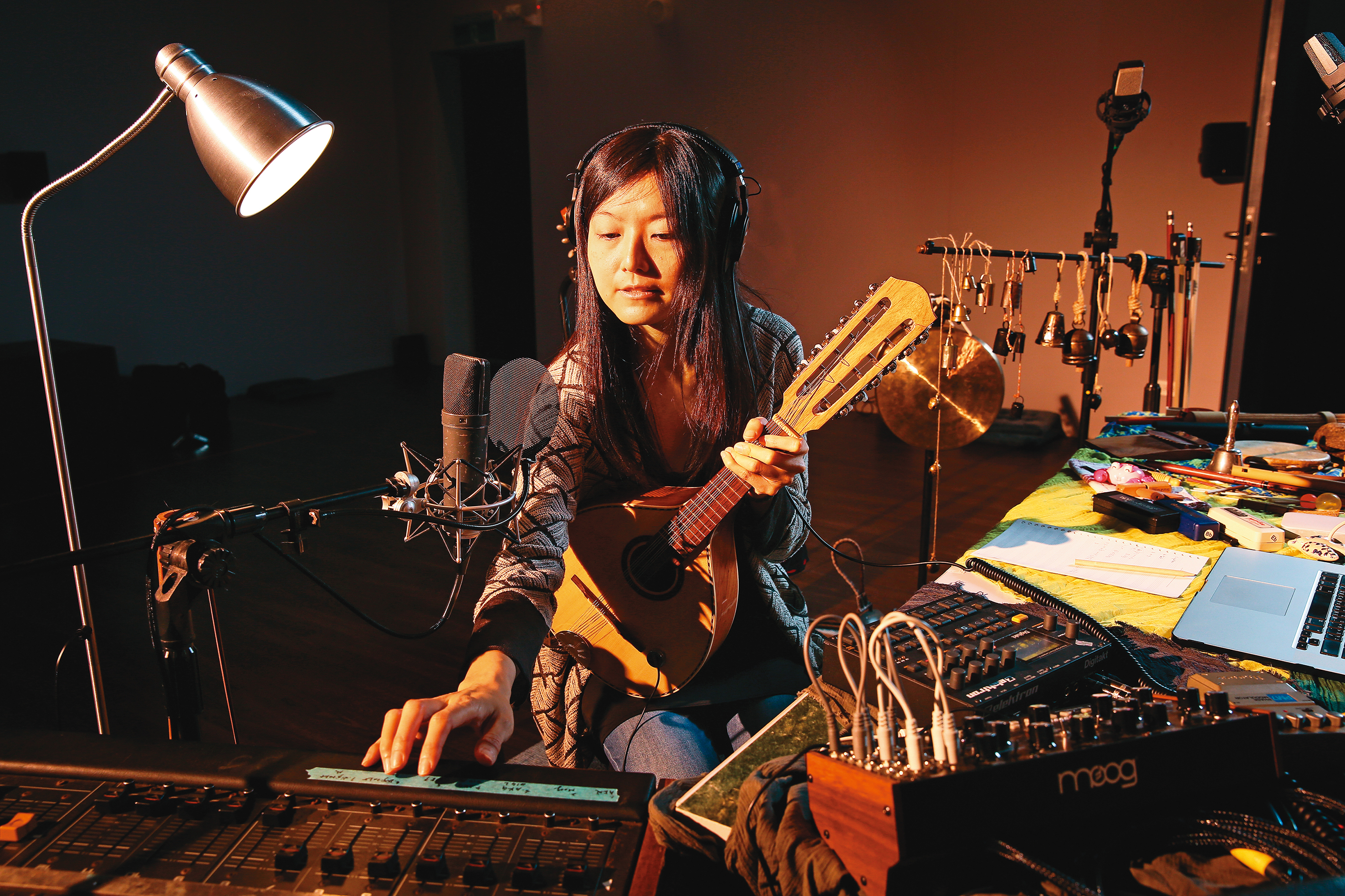 音樂家王榆鈞在工作坊的現場布置了一個工作區，即時創作音樂。
