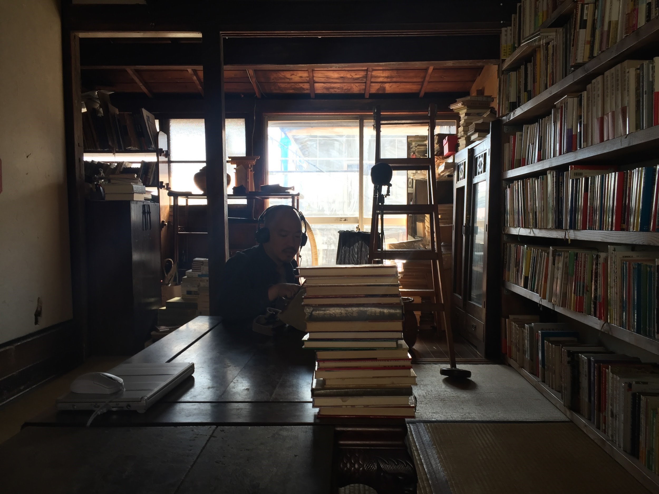 金馬得主周震擔任《天亮前的戀愛故事》聲音設計，為此赴東京蒐集素材。（林君昵提供）